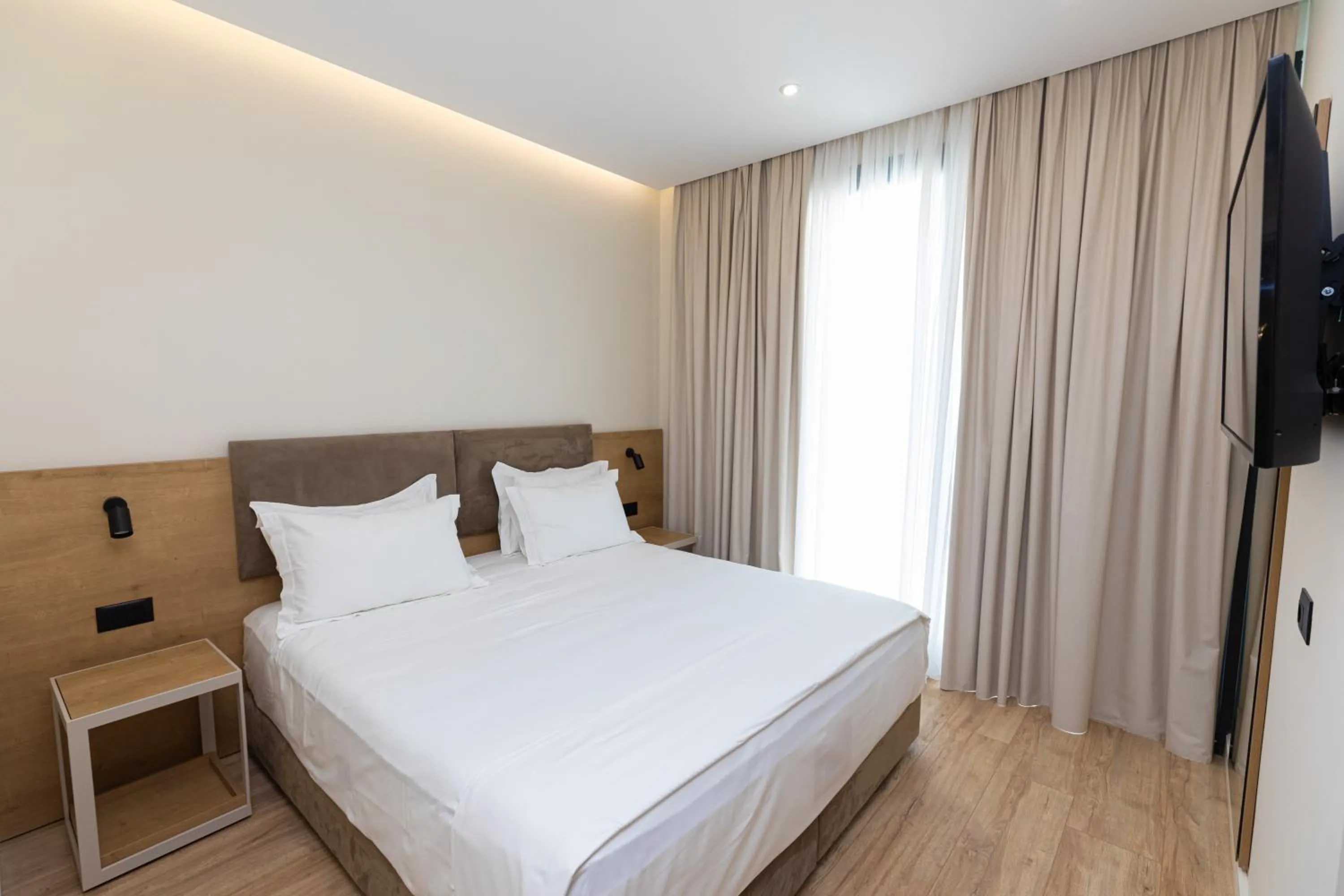 Bed in B&B Champagne, Vlore Bay