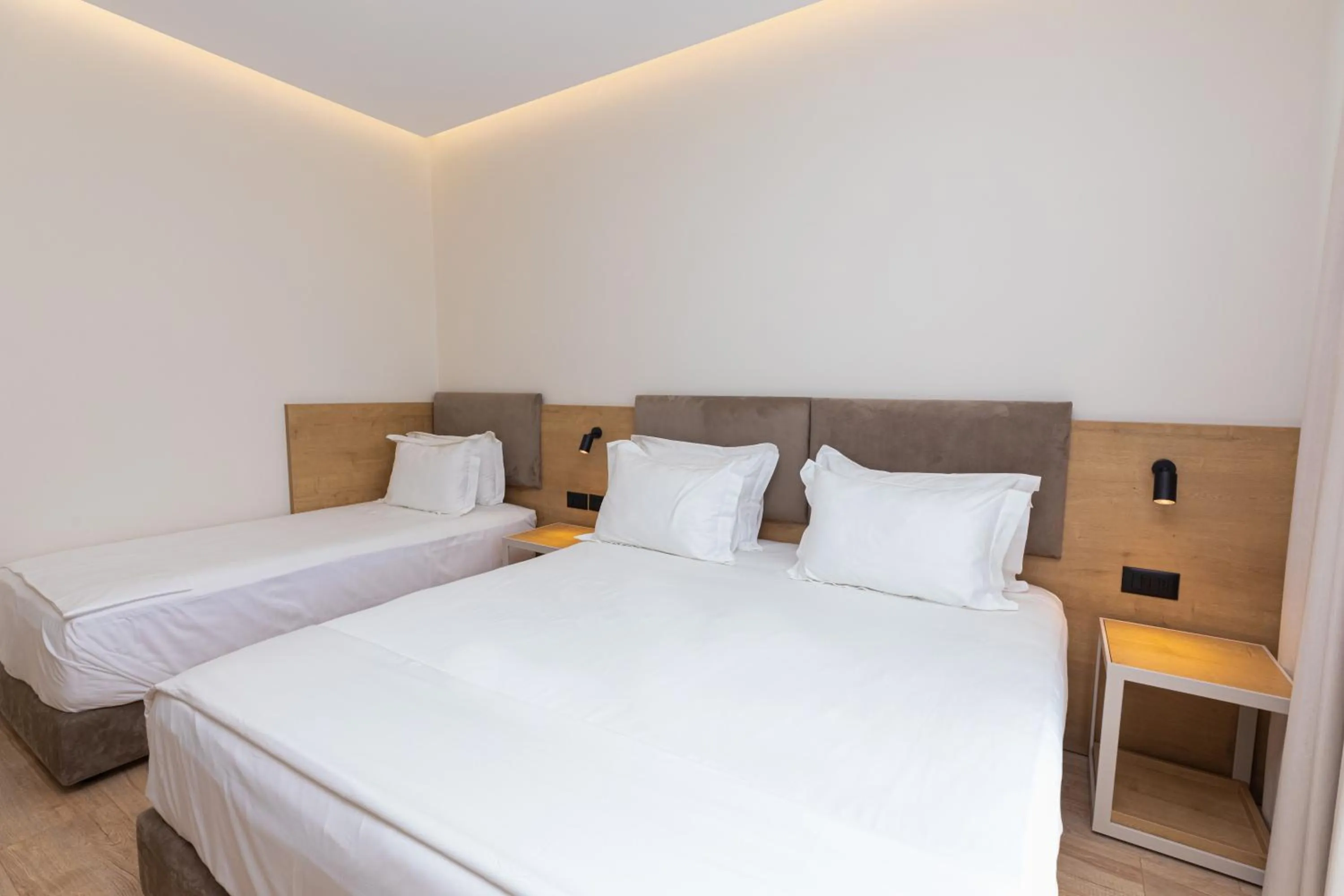 Bed in B&B Champagne, Vlore Bay