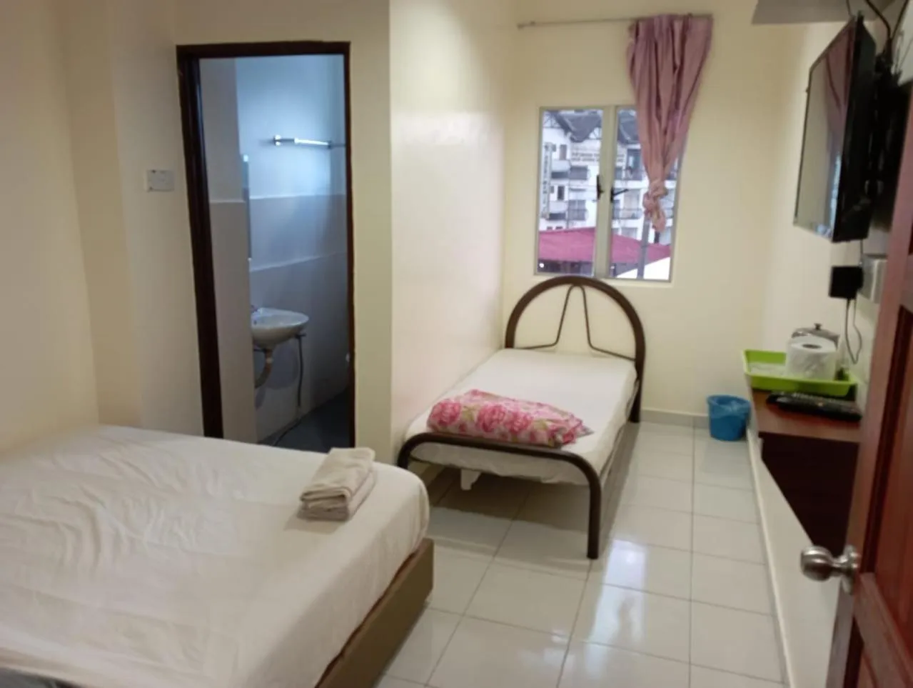 Photo of the whole room, Bed in CH Budget Hotel