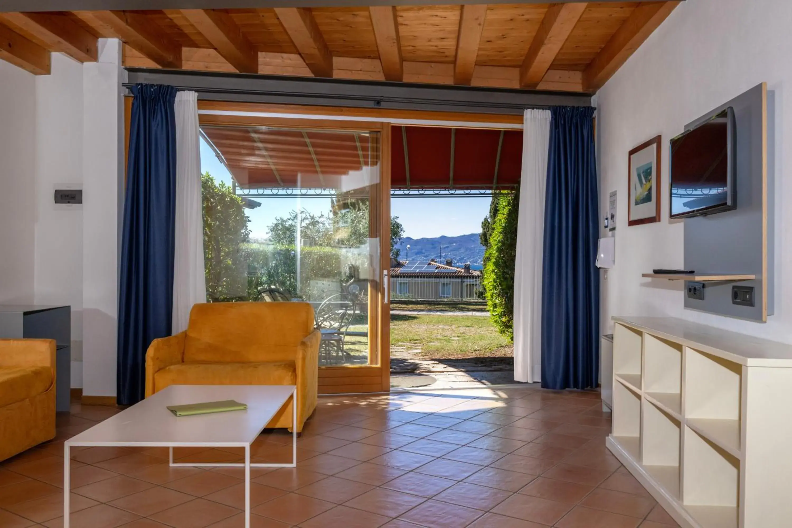 Superior One-Bedroom Apartment with Garden View in Residence Ca Del Lago Superior One-Bedroom Apartment with Garden View in Residence Ca Del Lago