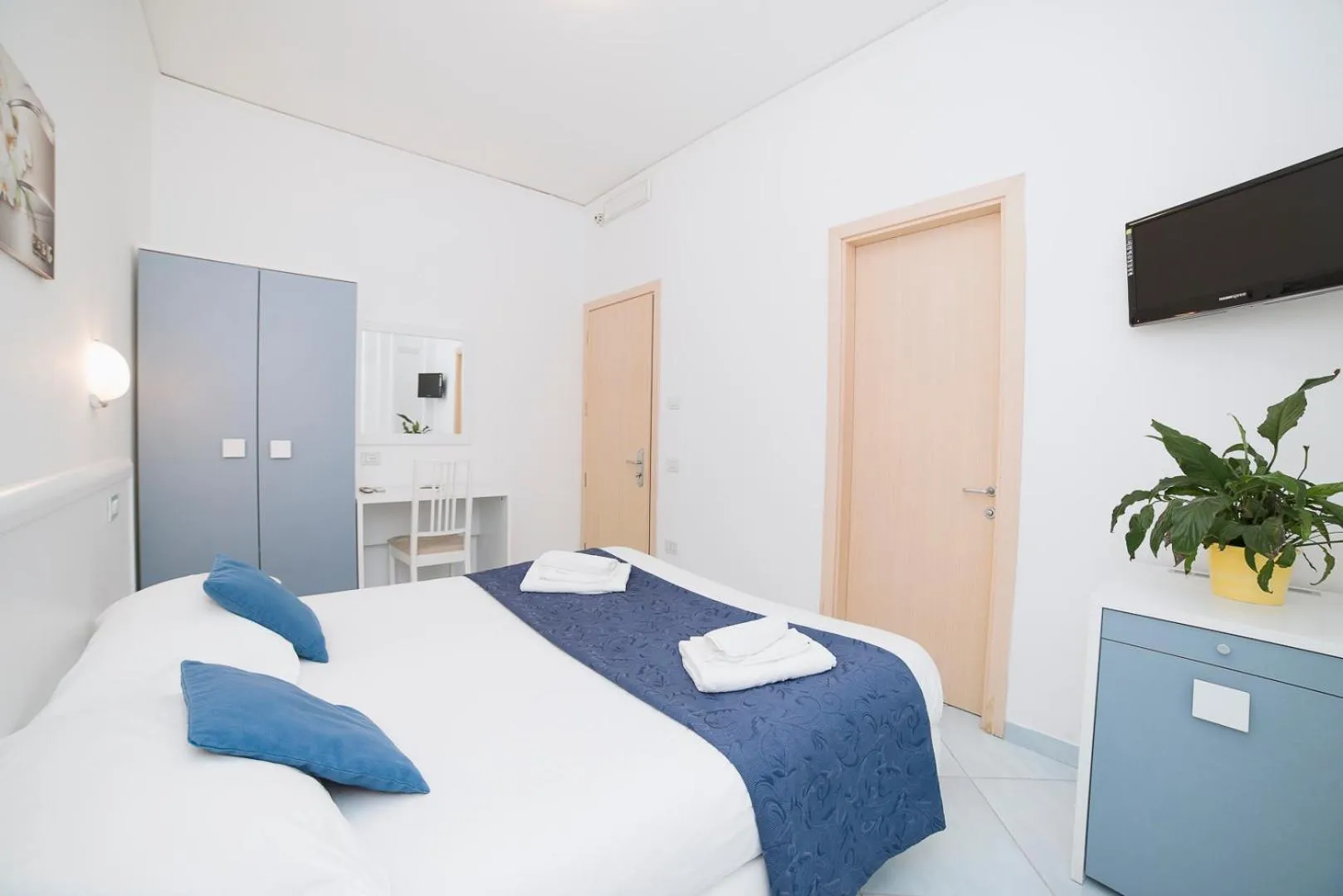 Photo of the whole room, Bed in Hotel De Rosa