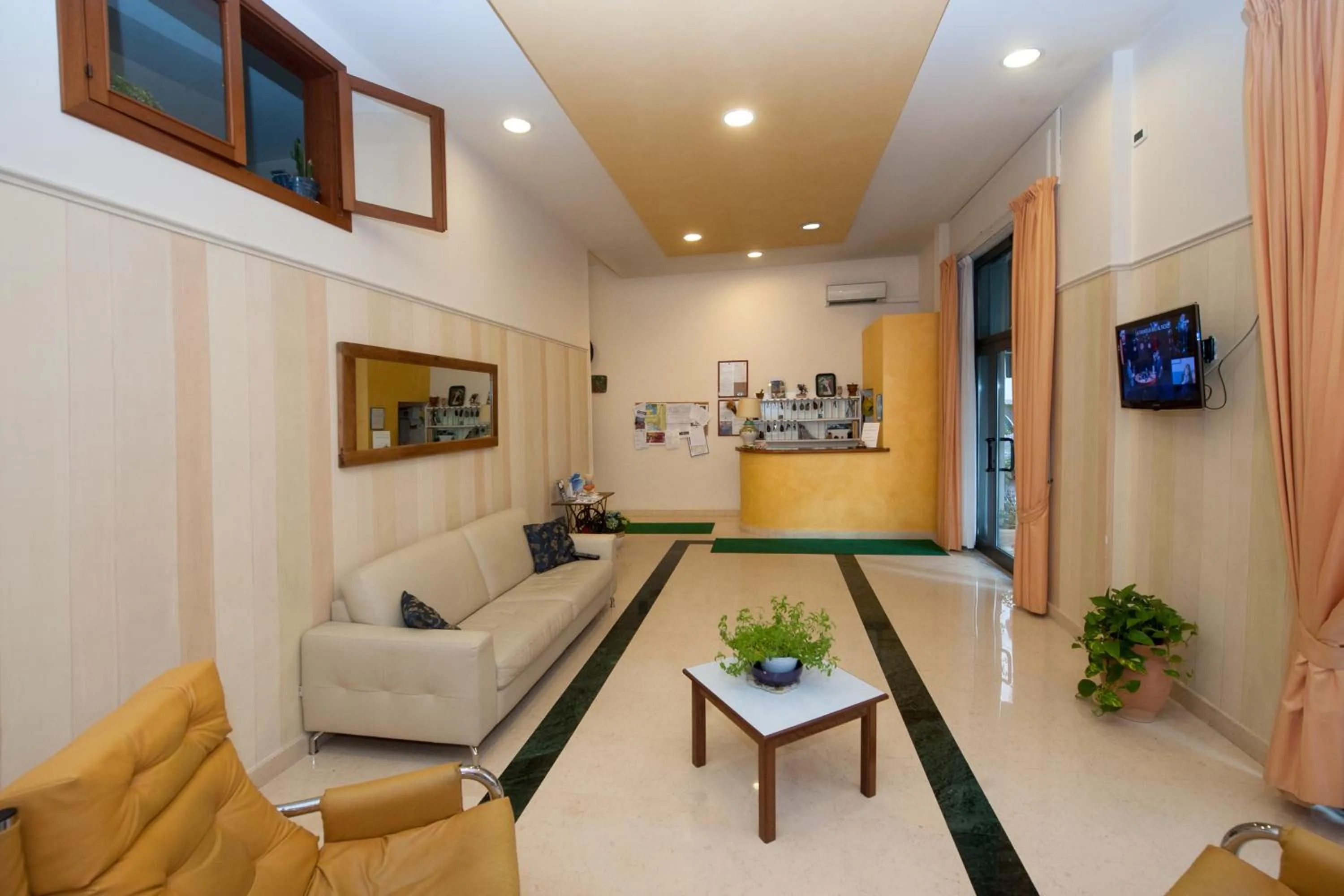 Communal lounge/ TV room in Hotel De Rosa