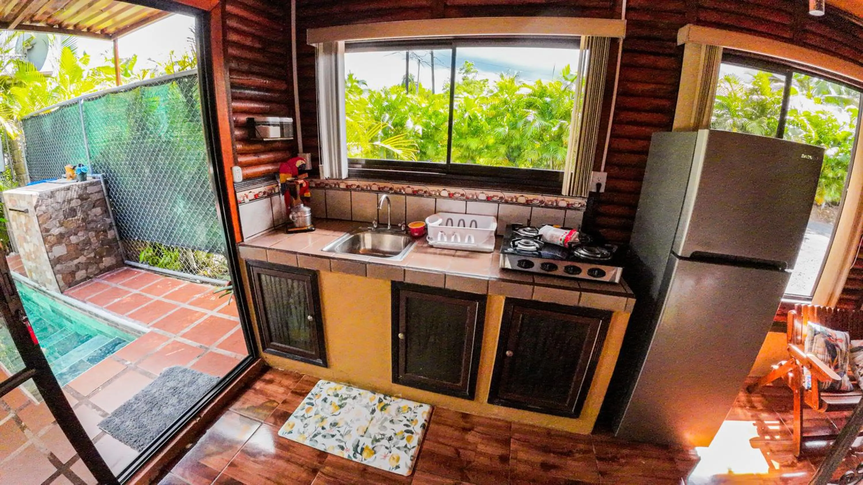 Kitchen or kitchenette in Bungalows Las Iguanas Arenal Volcano
