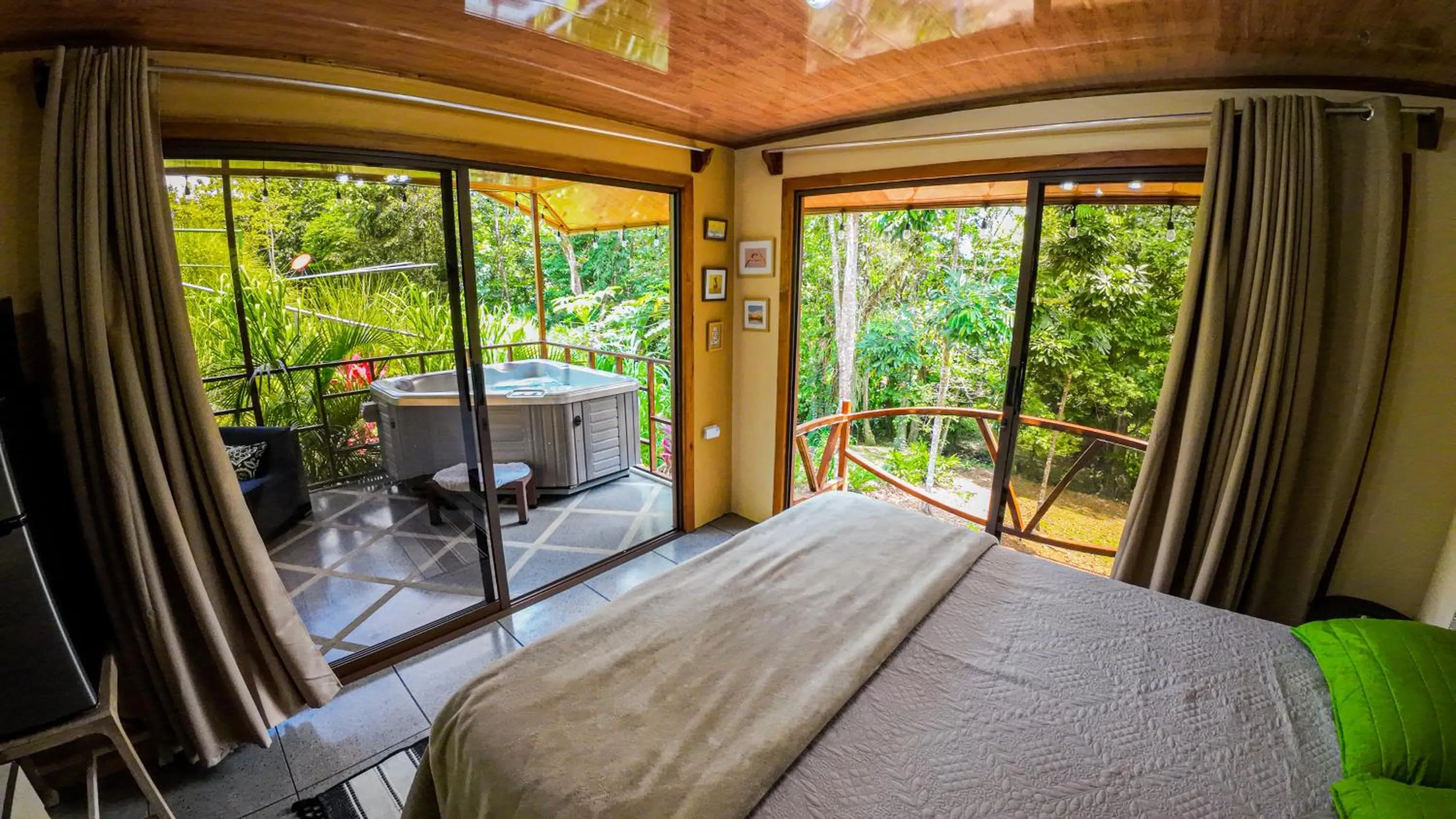 Photo of the whole room, Bed in Bungalows Las Iguanas Arenal Volcano