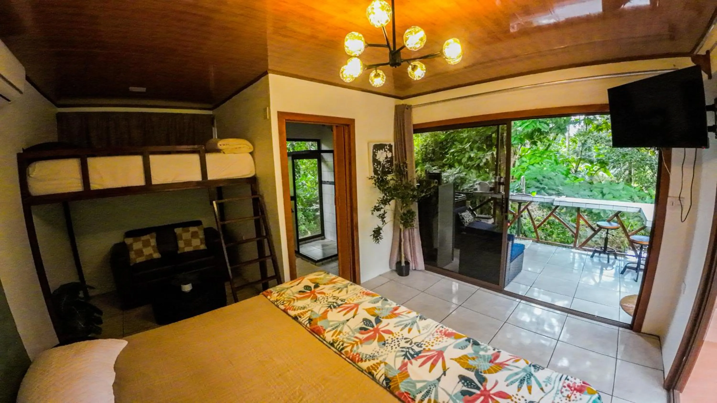 Photo of the whole room, Bed in Bungalows Las Iguanas Arenal Volcano