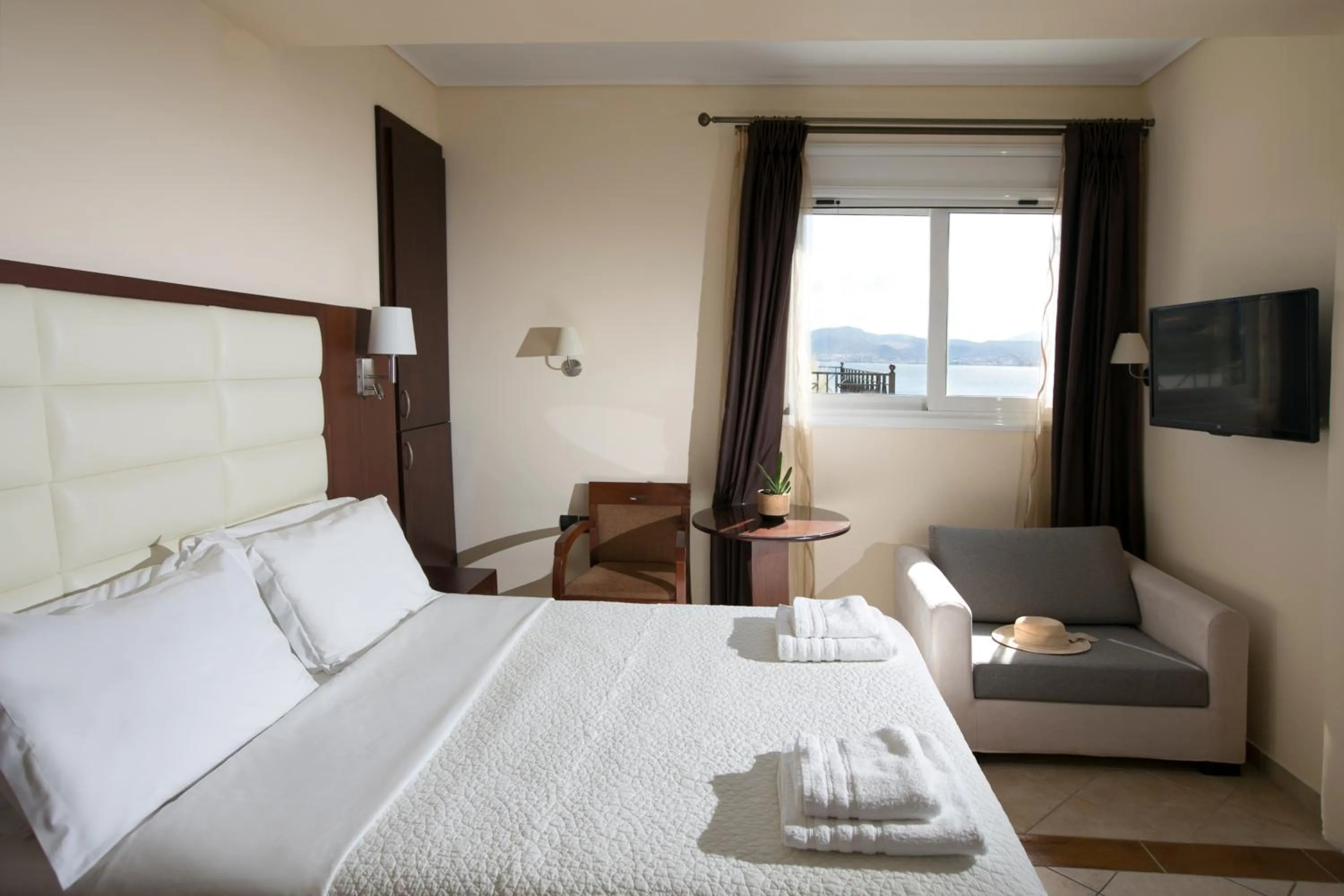 Photo of the whole room, Bed in Almira Mare