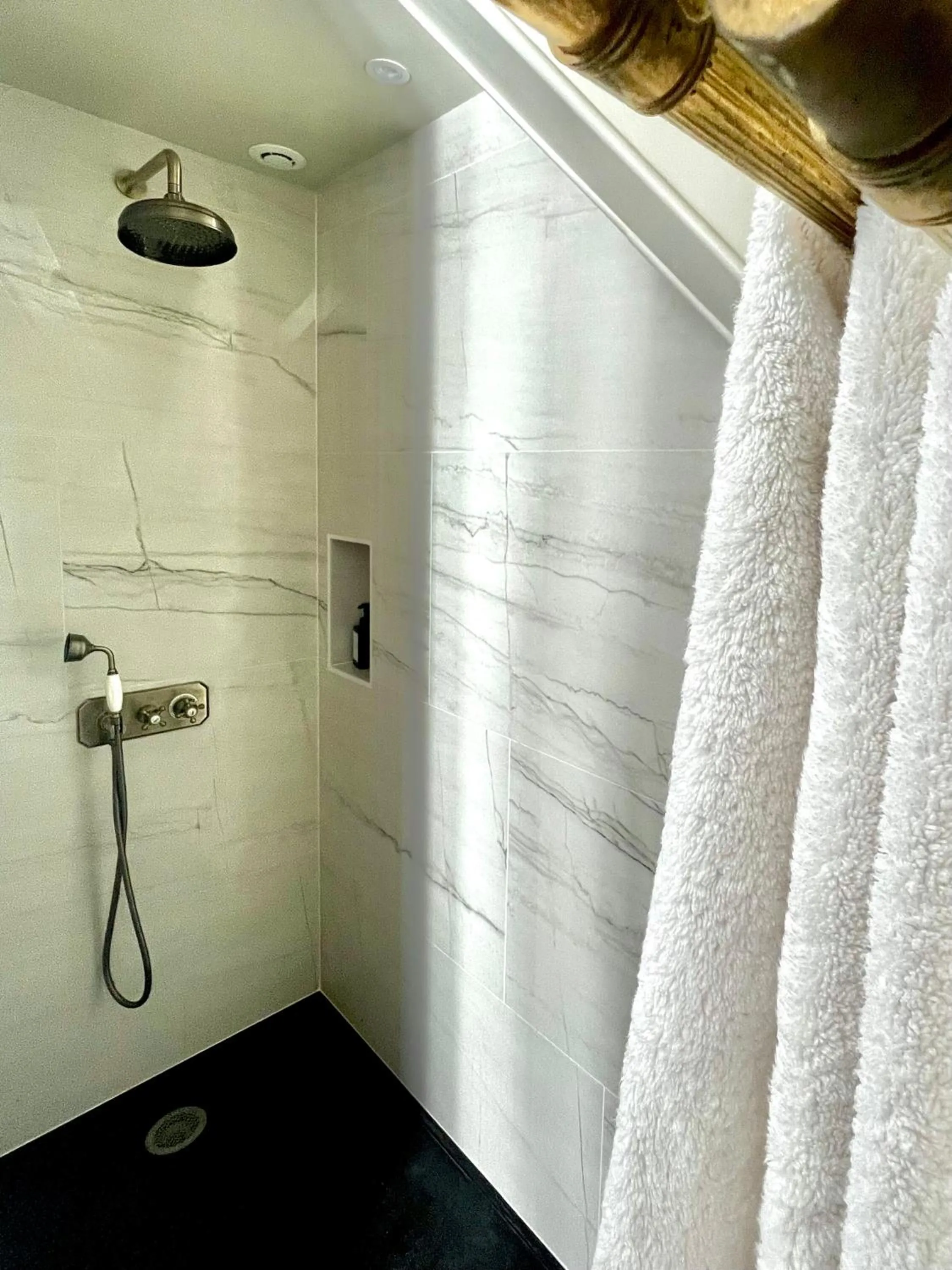 Shower in Maison Loire