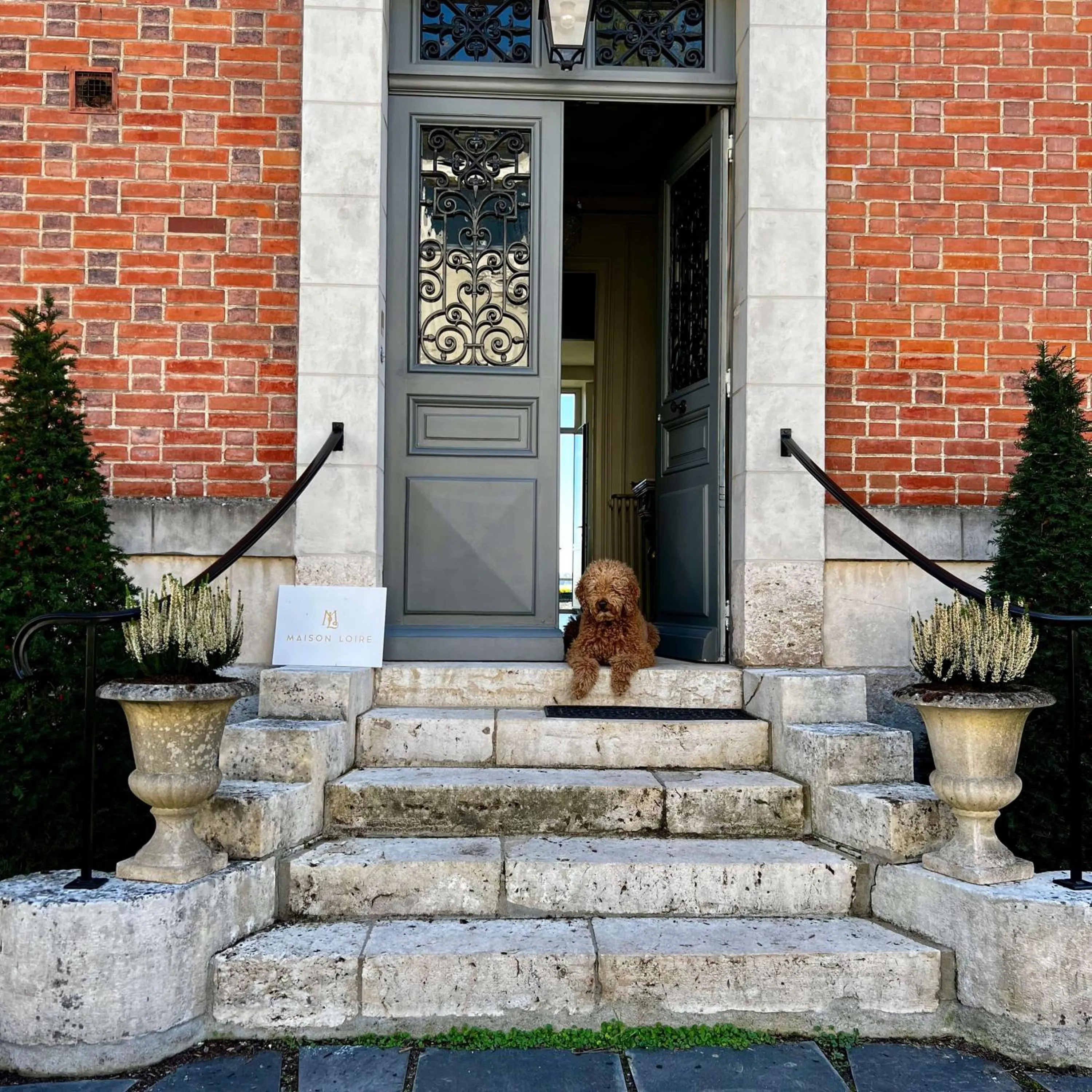 Facade/entrance in Maison Loire