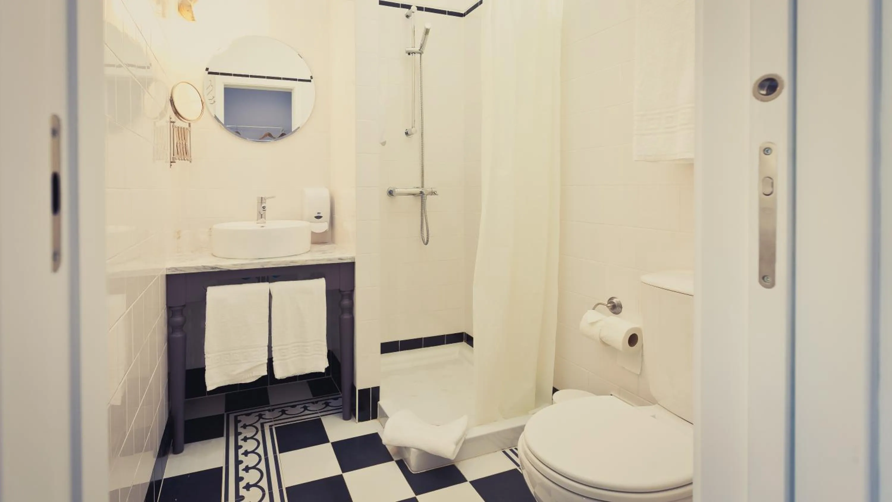 Twin Room - single occupancy in Bartholomeu Guesthouse