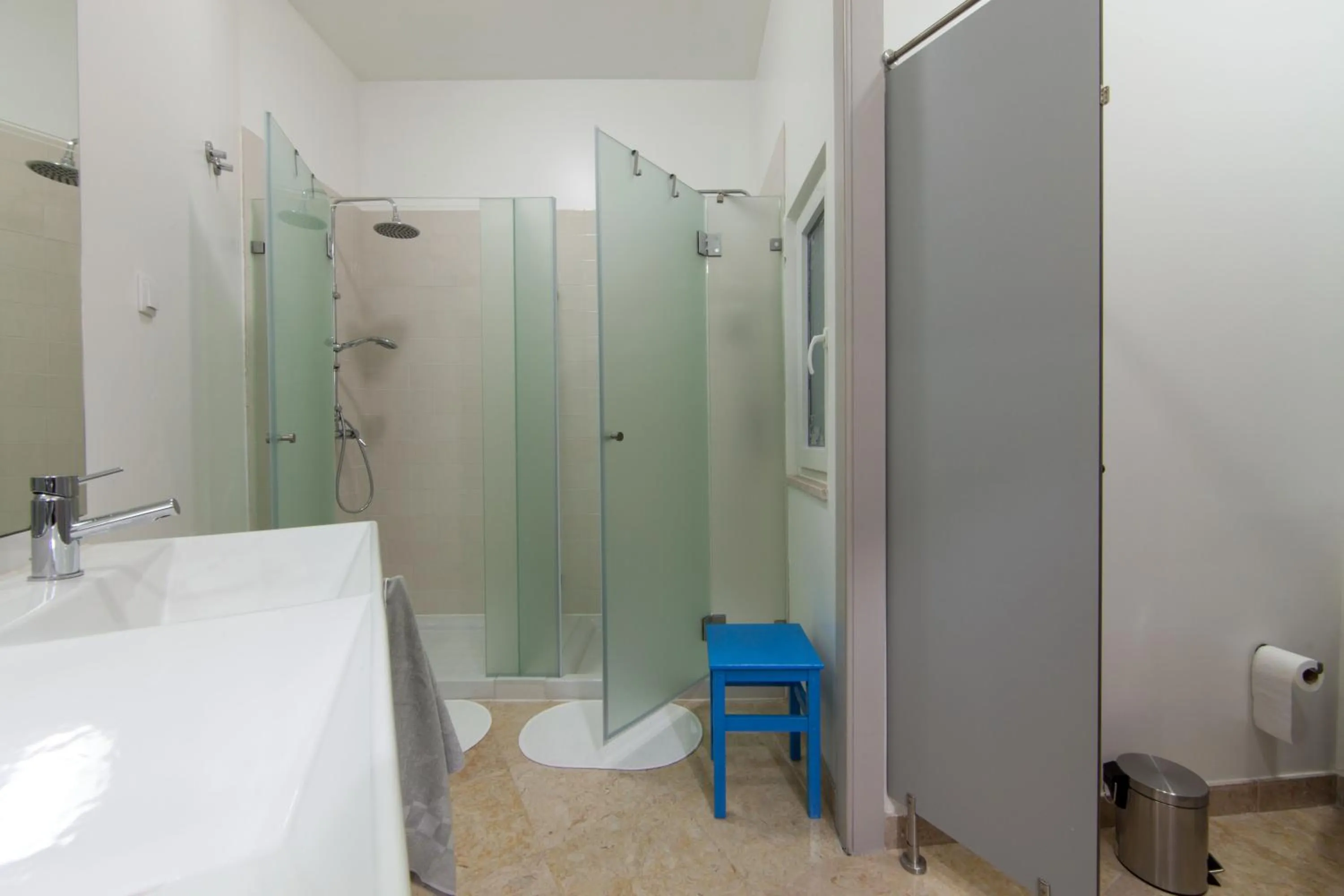 Shower in Inn Possible Lisbon Hostel