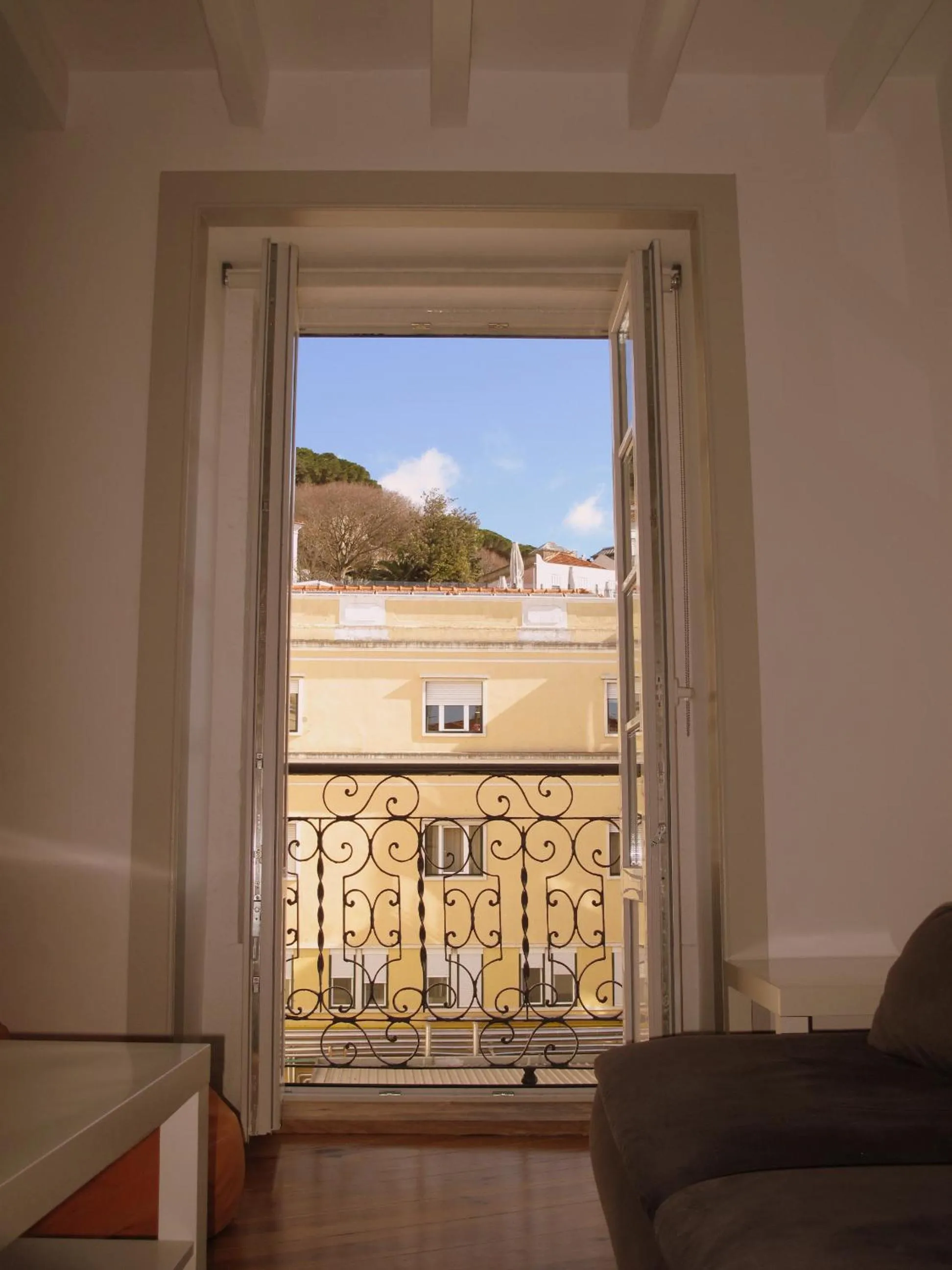 Communal lounge/ TV room in Inn Possible Lisbon Hostel