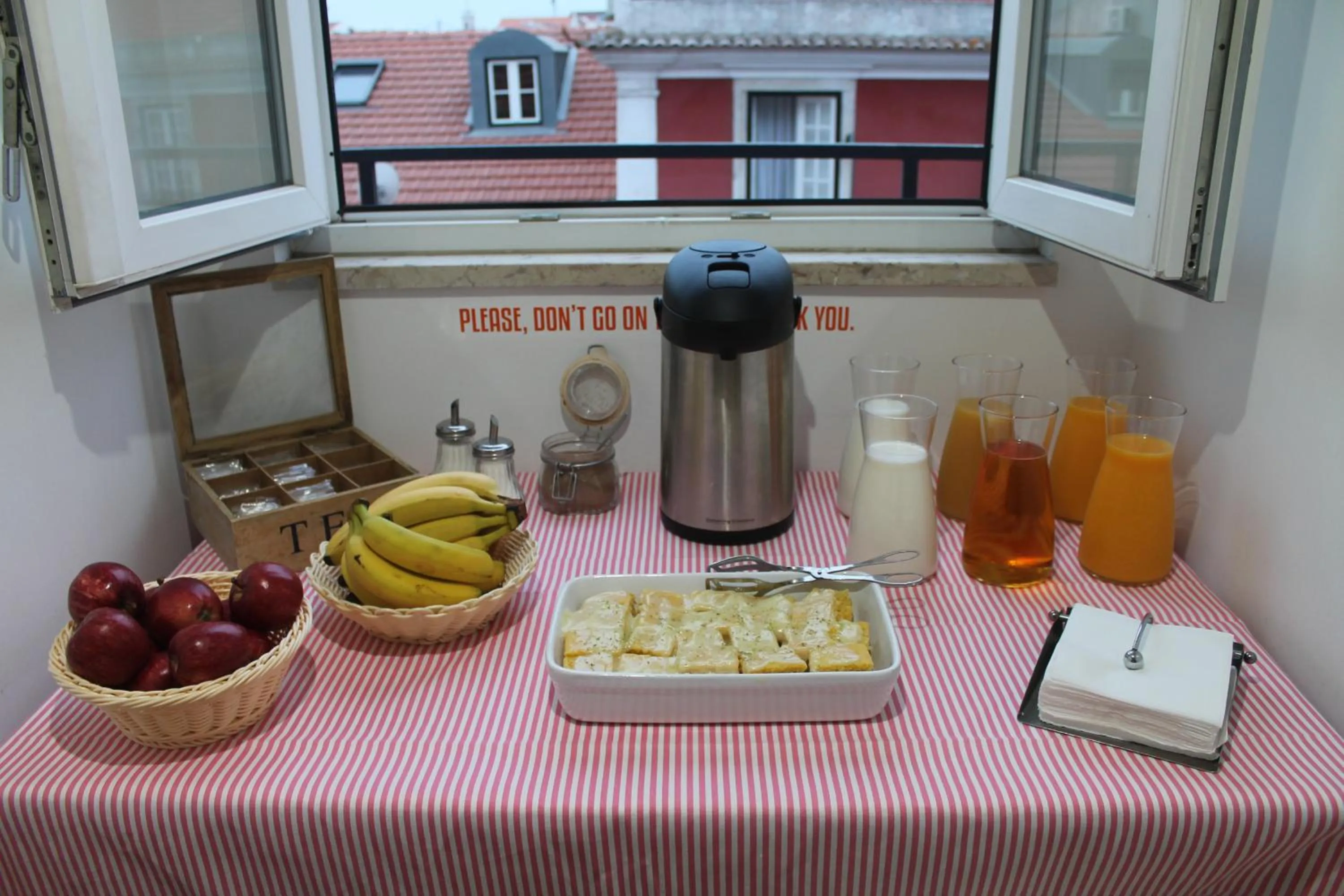 Breakfast in Inn Possible Lisbon Hostel
