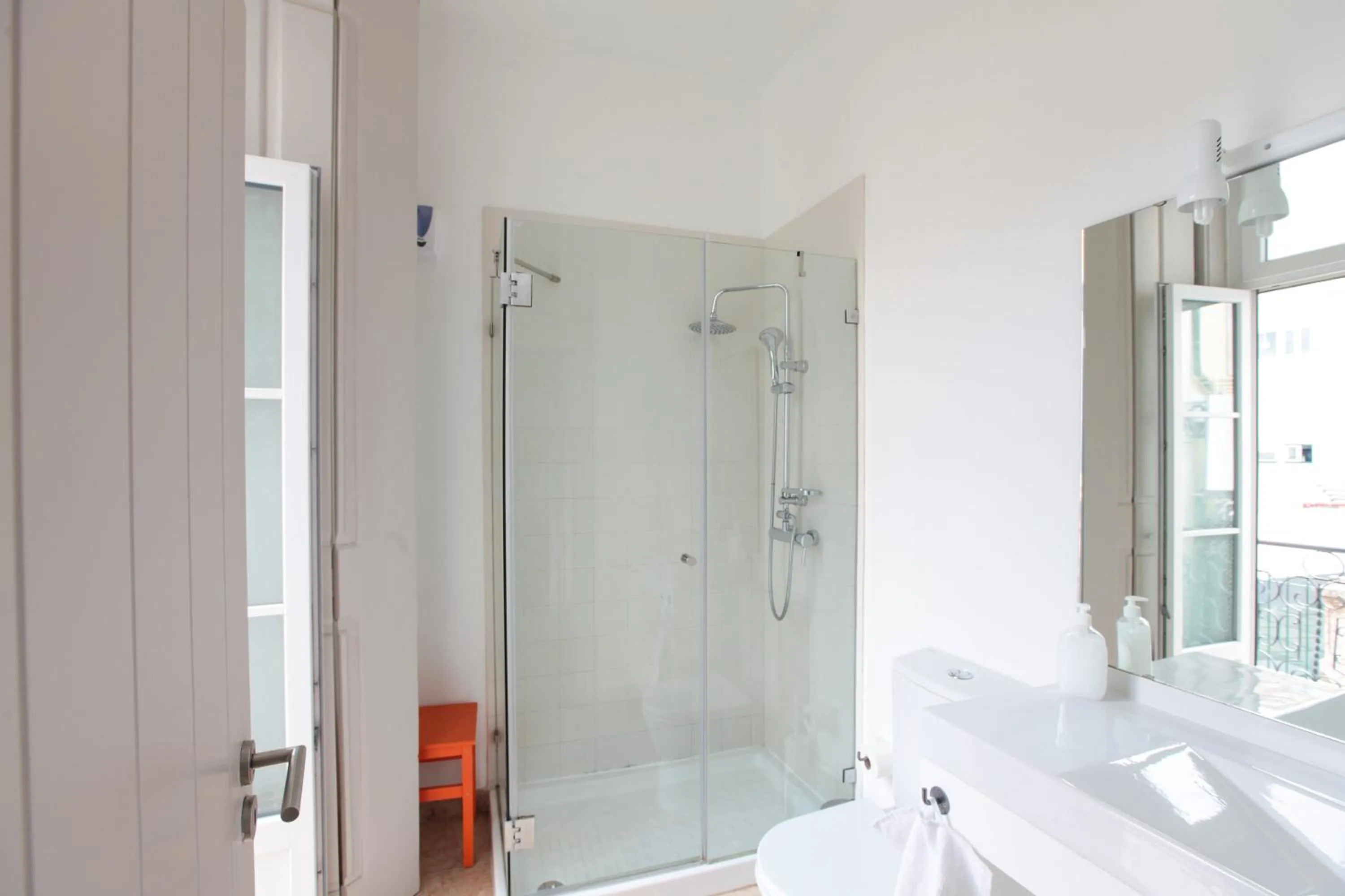 Bathroom in Inn Possible Lisbon Hostel