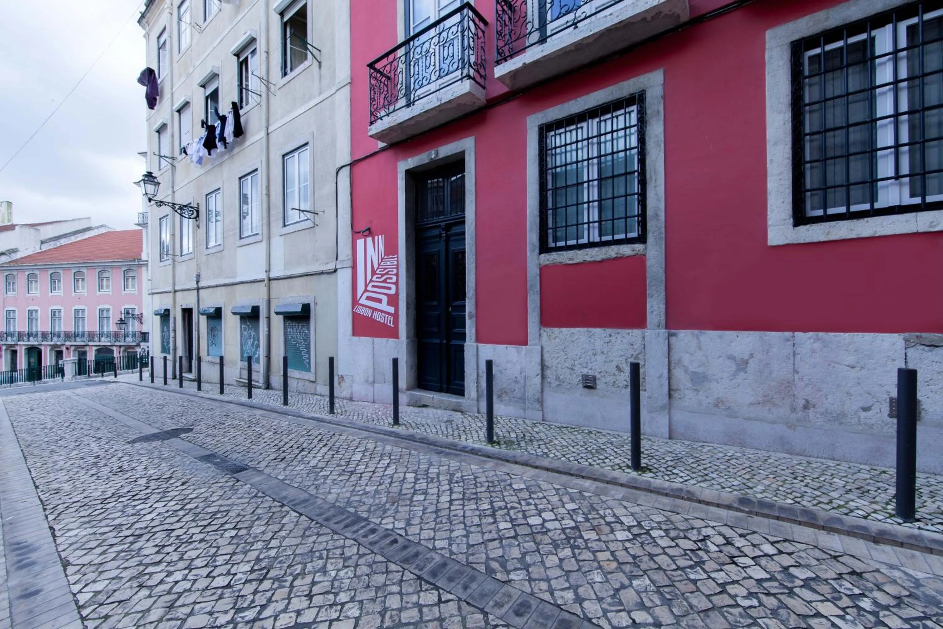 Facade/entrance in Inn Possible Lisbon Hostel