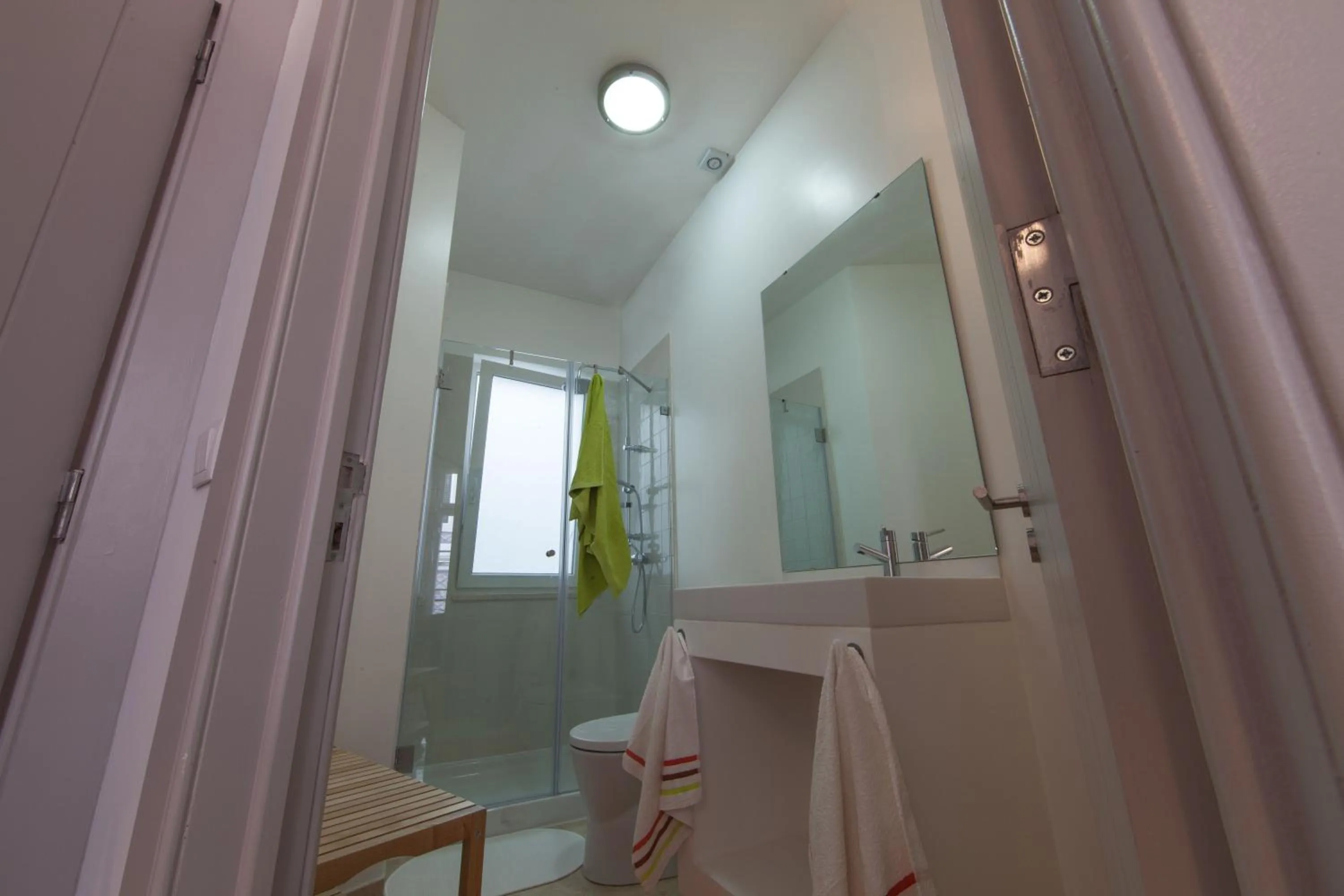 Shower in Inn Possible Lisbon Hostel