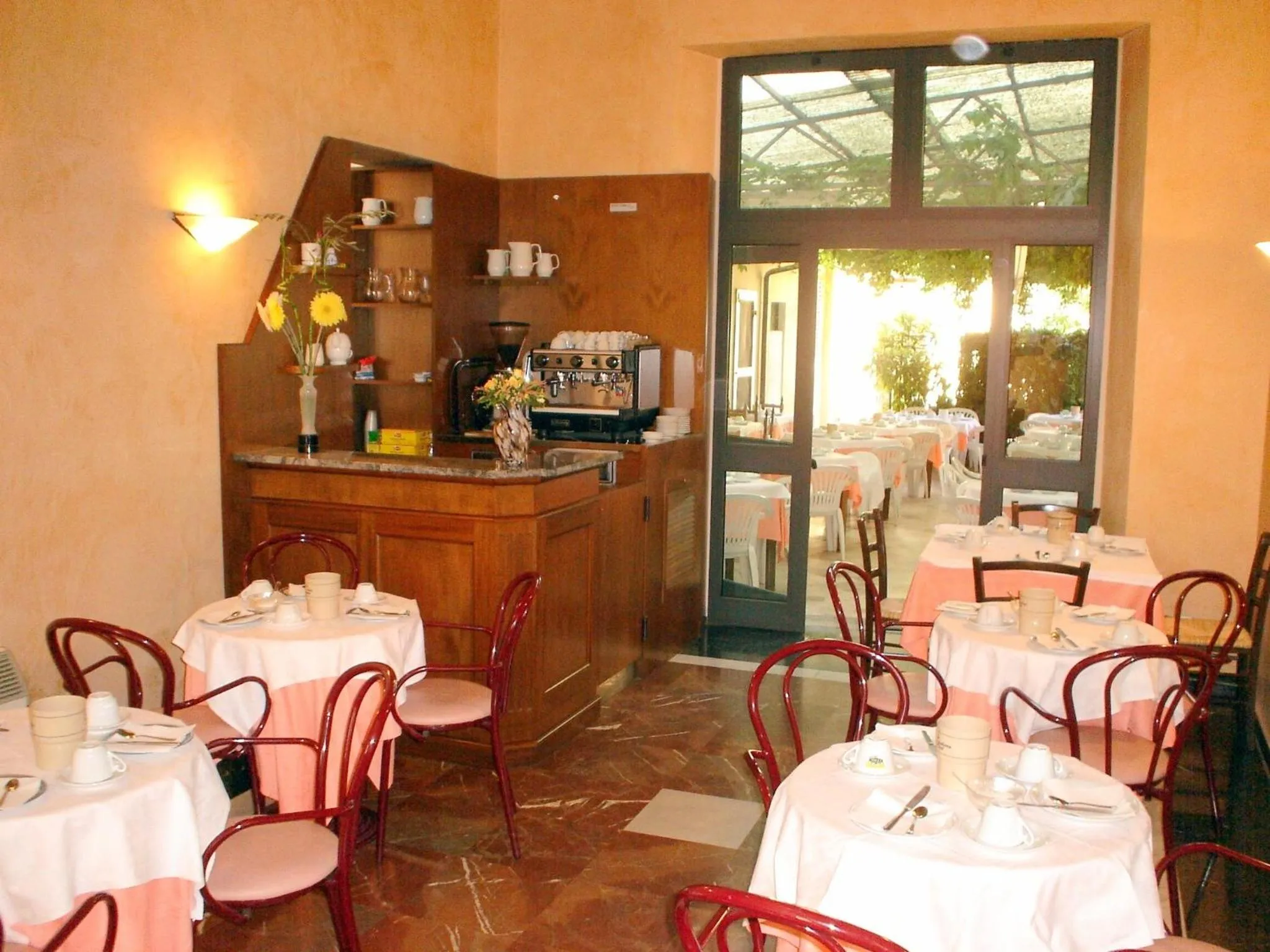 Restaurant/places to eat in Hotel Rita Major