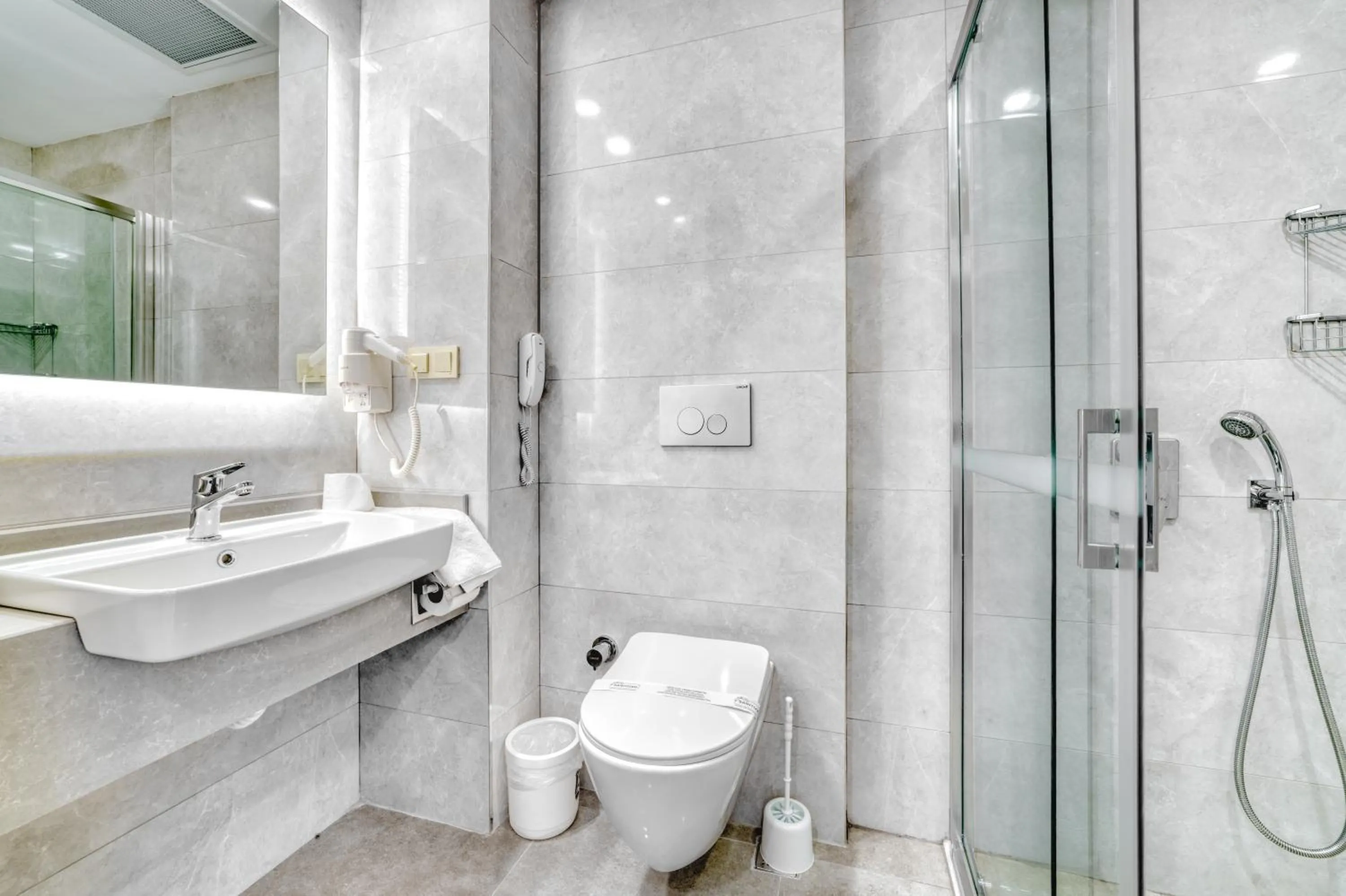 Toilet in Kahya Hotel