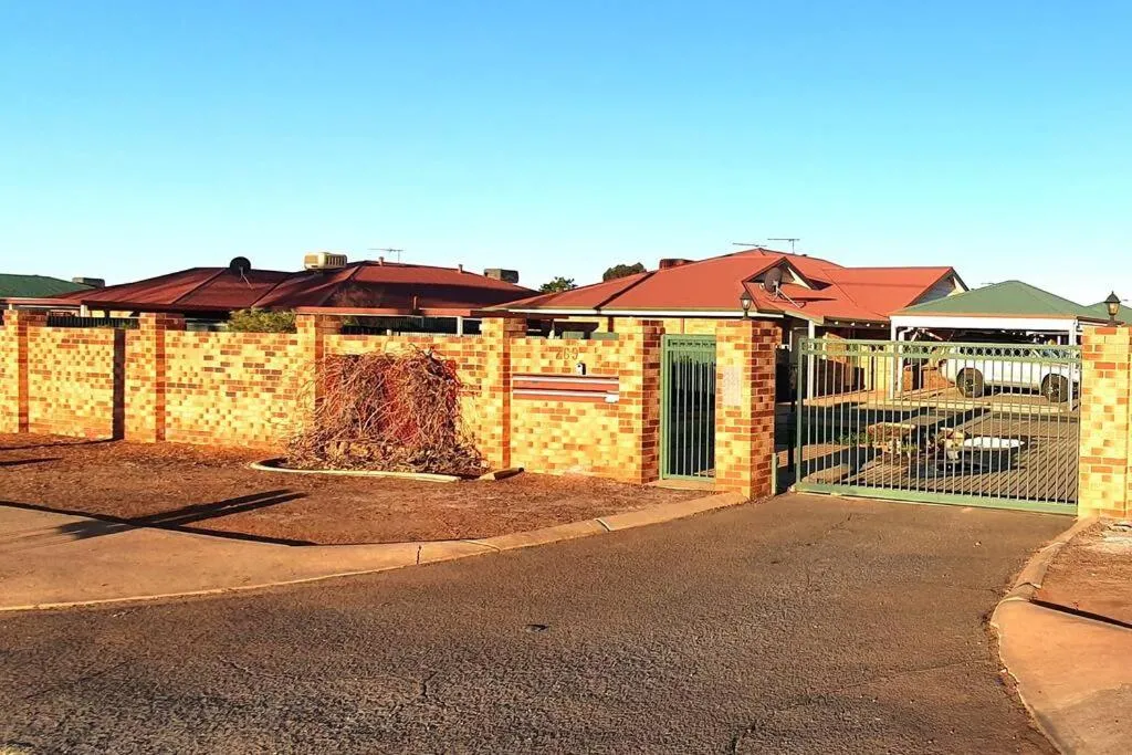 Property building in Adorable-secure 3 bedroom holiday home with Pool around the corner from The Miners Rest.
