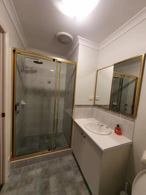 Bathroom in Adorable-secure 3 bedroom holiday home with Pool around the corner from The Miners Rest.