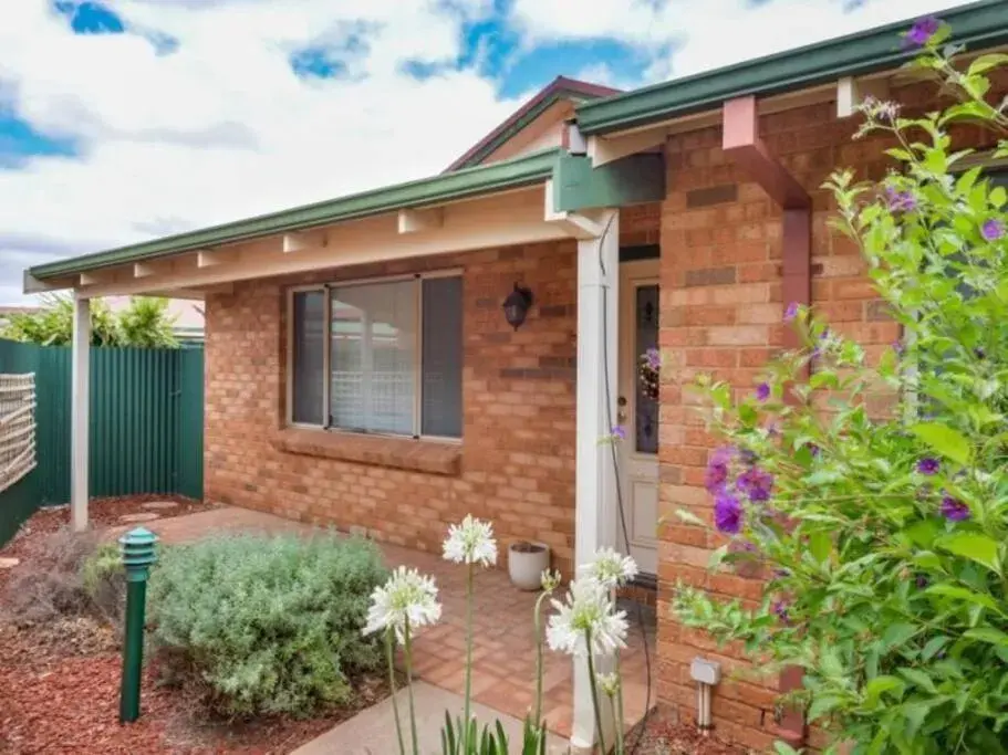 Adorable-secure 3 bedroom holiday home with Pool around the corner from The Miners Rest. Adorable-secure 3 bedroom holiday home with Pool around the corner from The Miners Rest.