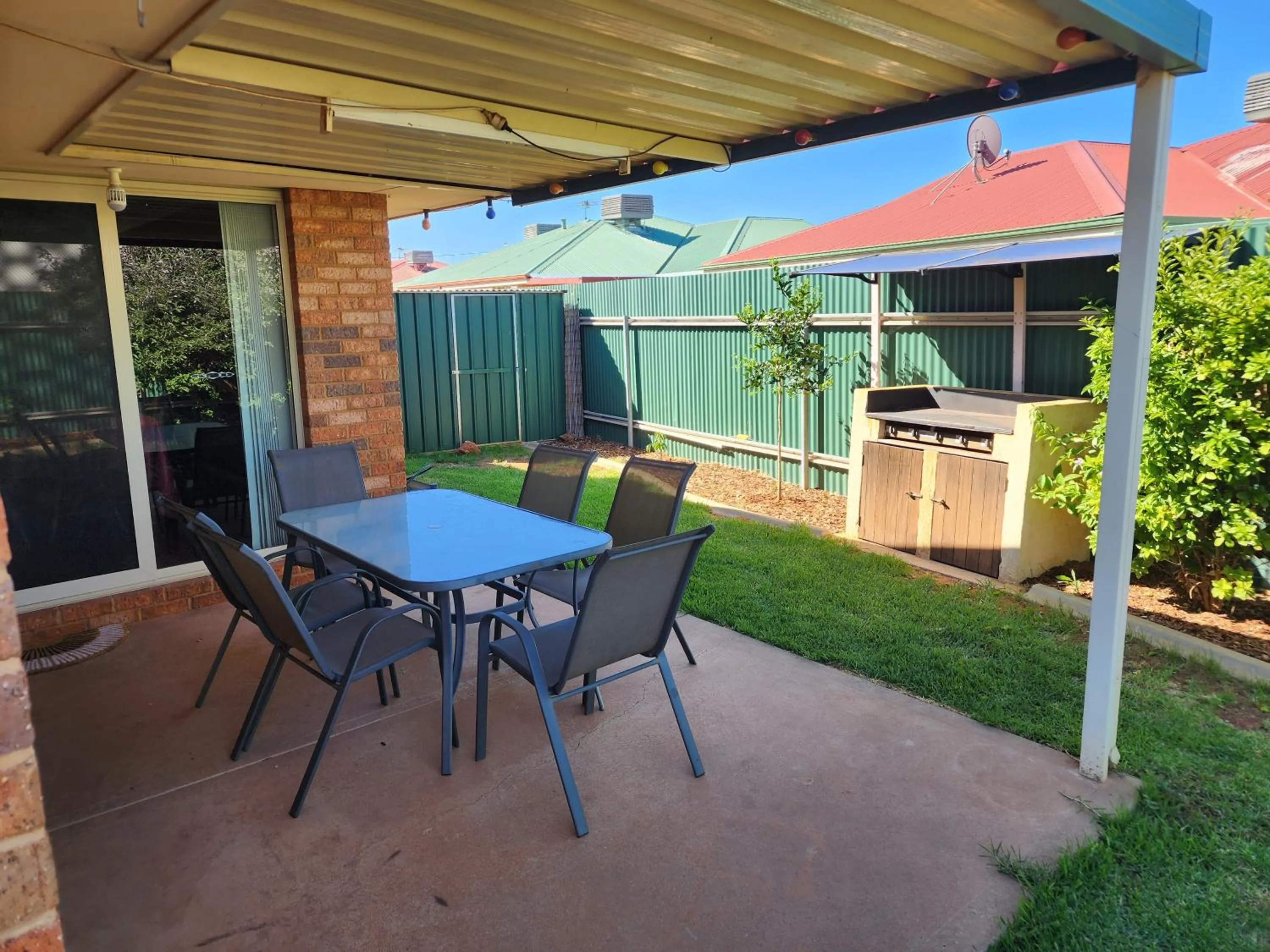Adorable-secure 3 bedroom holiday home with Pool around the corner from The Miners Rest.