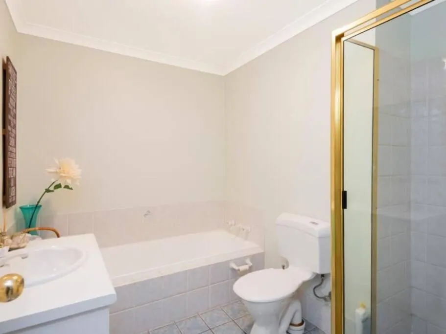 Bathroom in Adorable-secure 3 bedroom holiday home with Pool around the corner from The Miners Rest.