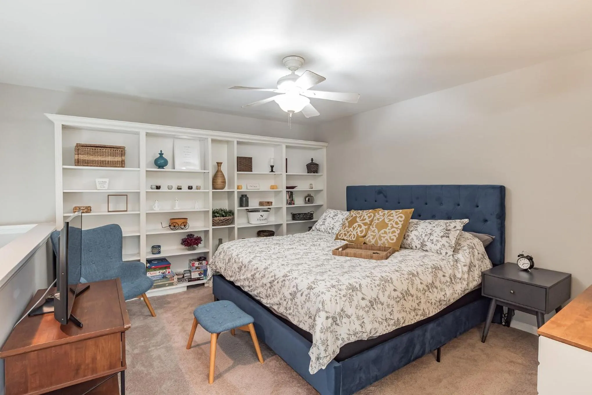 TV and multimedia, Bed in Modern Cozy Townhome