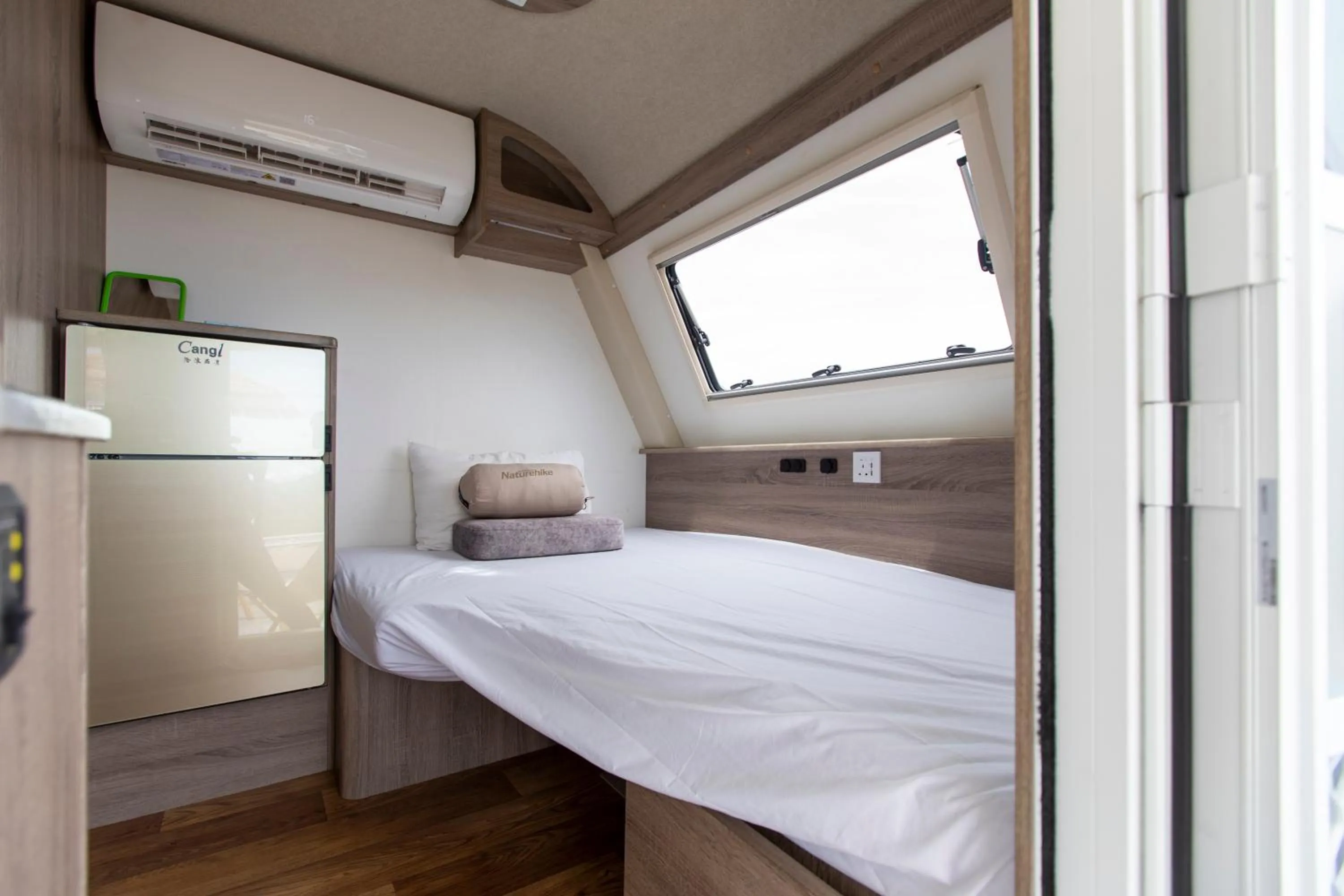 Bed in Stellar GoldenHill Cameron