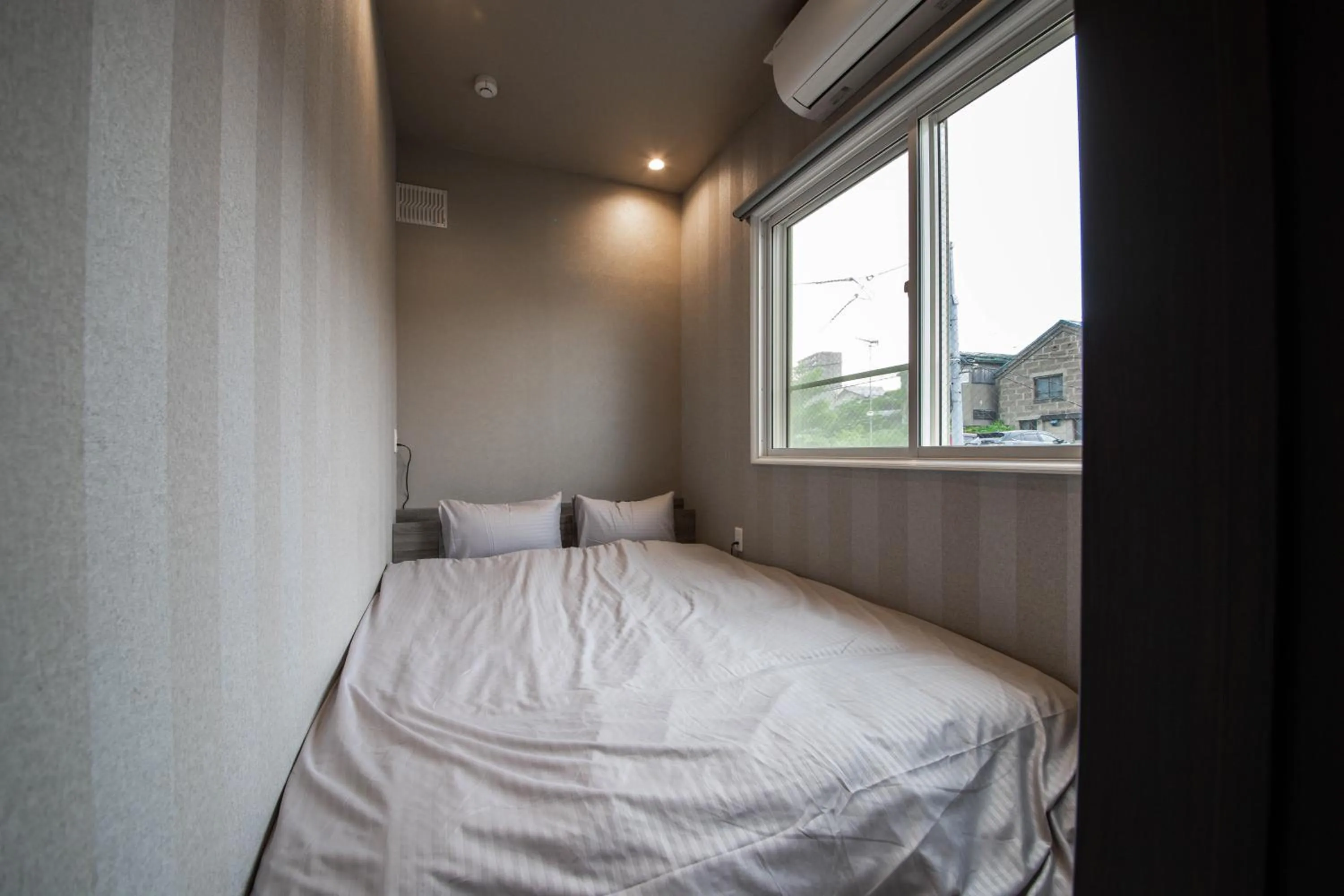 Bed in THE BEEHIVE AIOI