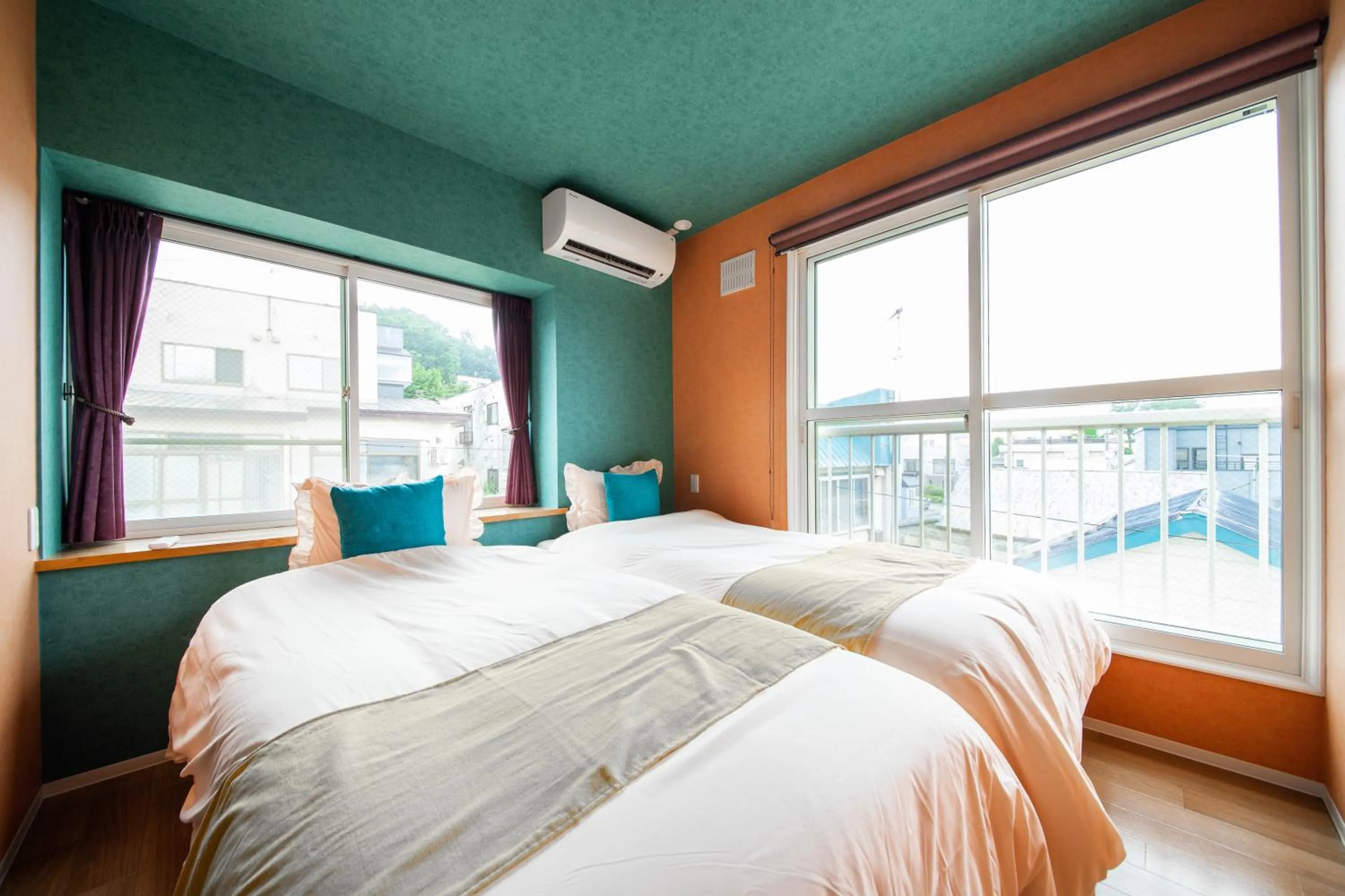 Bed in THE BEEHIVE AIOI