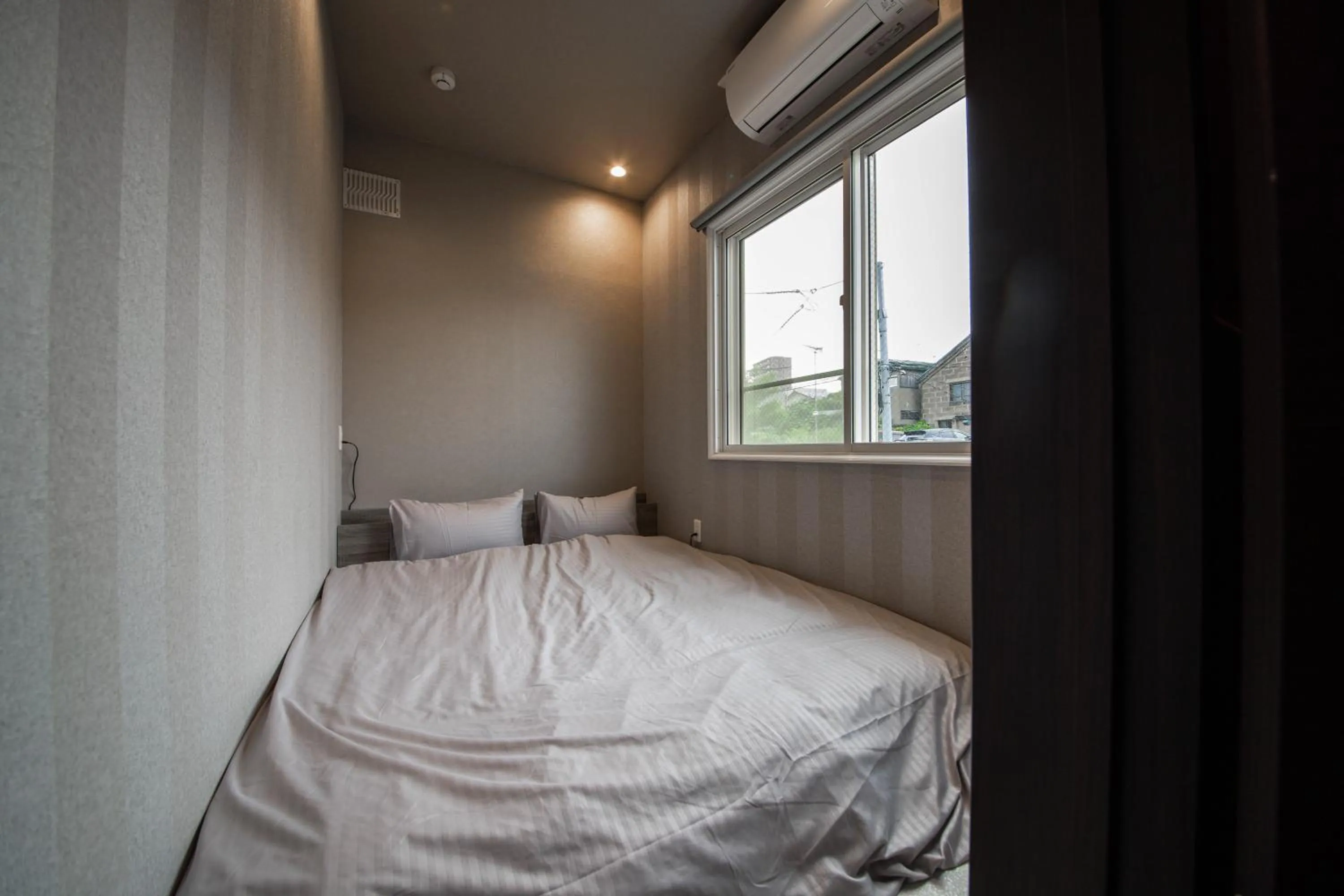 Bed in THE BEEHIVE AIOI