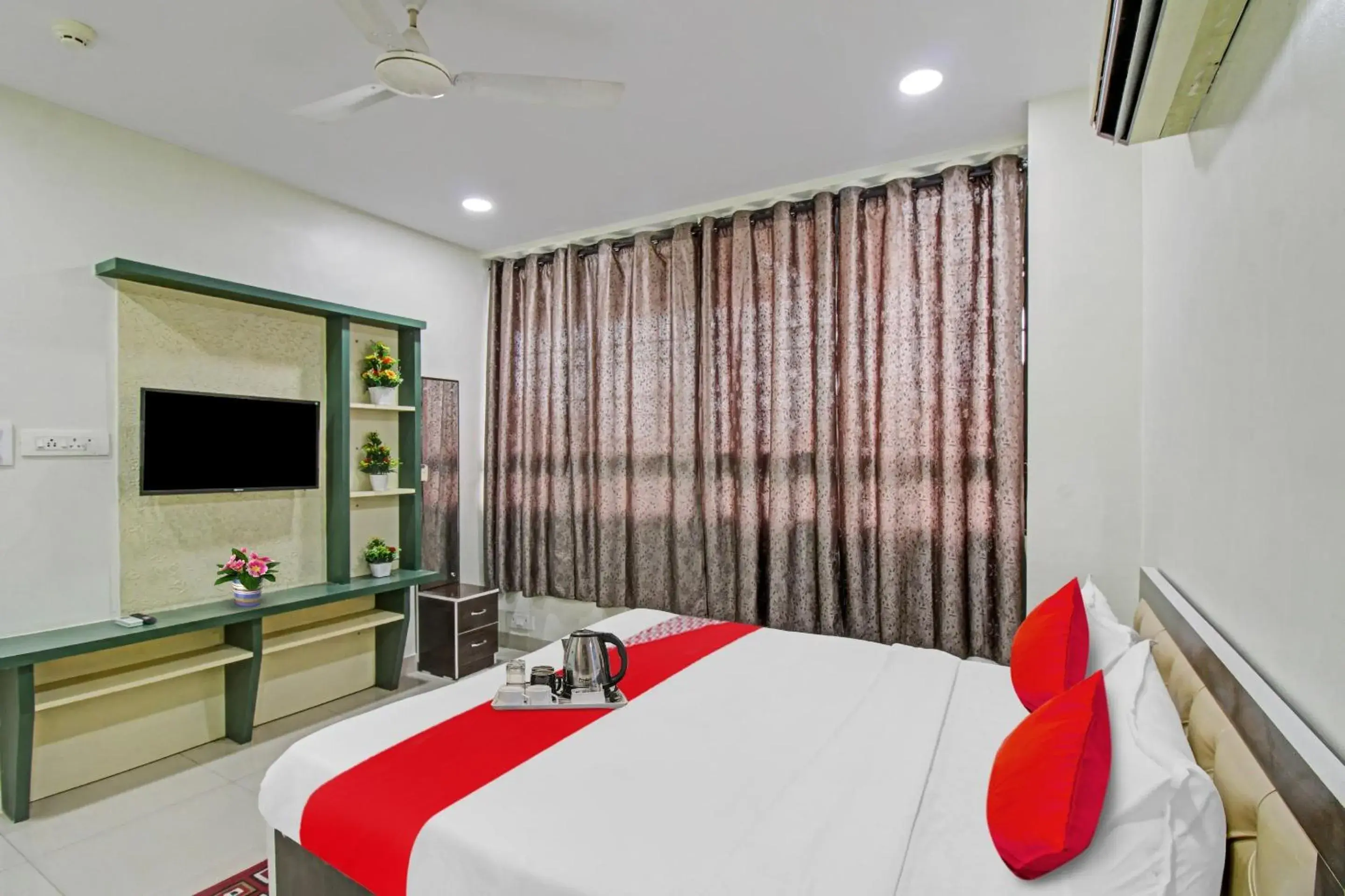 Facade/entrance, Bed in Super Hotel O Sunshine Inn Facade/entrance, Bed in Super Hotel O Sunshine Inn