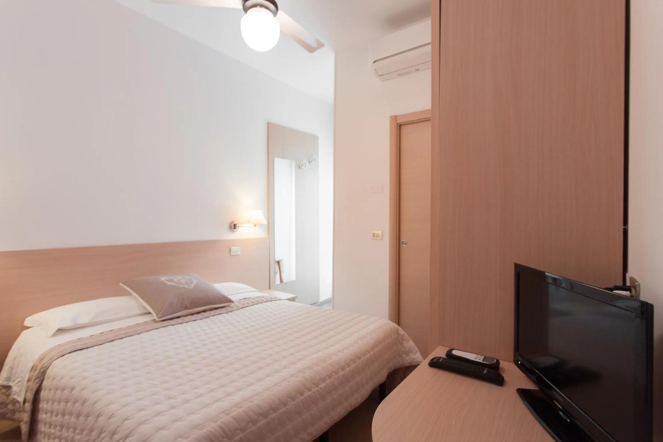 Photo of the whole room, Bed in B&B Airone Cervia - Camere e Appartamenti