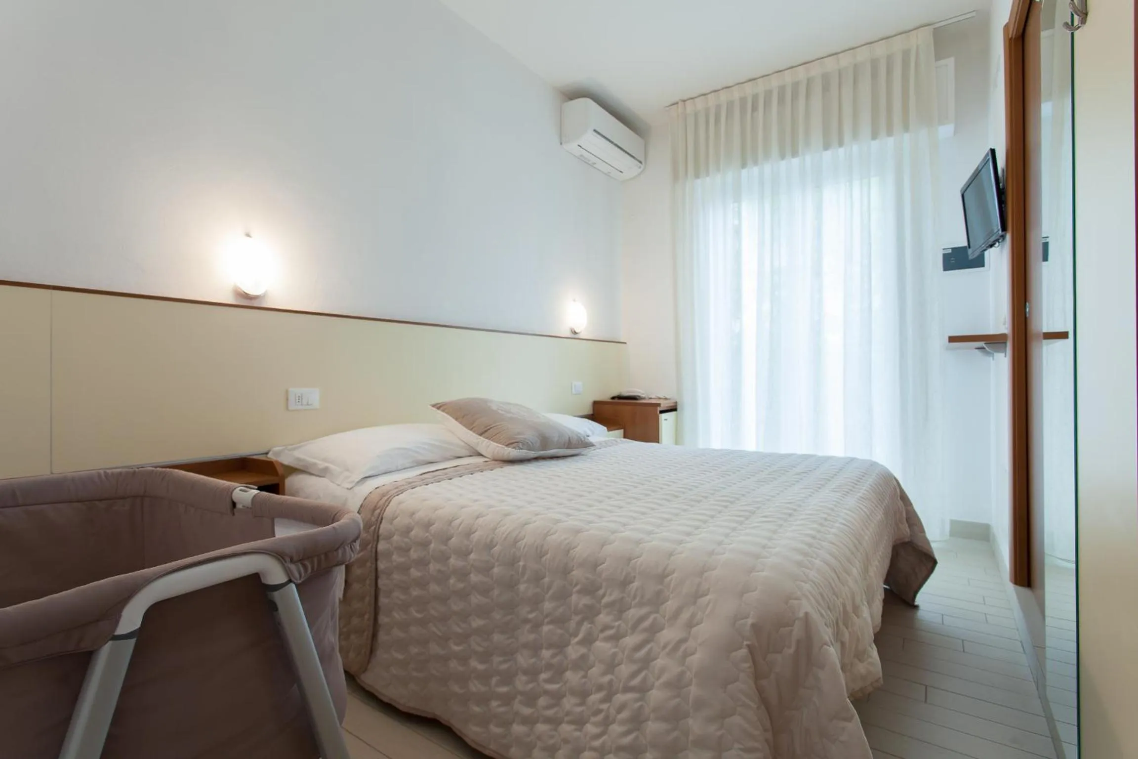 Bedroom, Bed in B&B Airone Cervia - Camere e Appartamenti