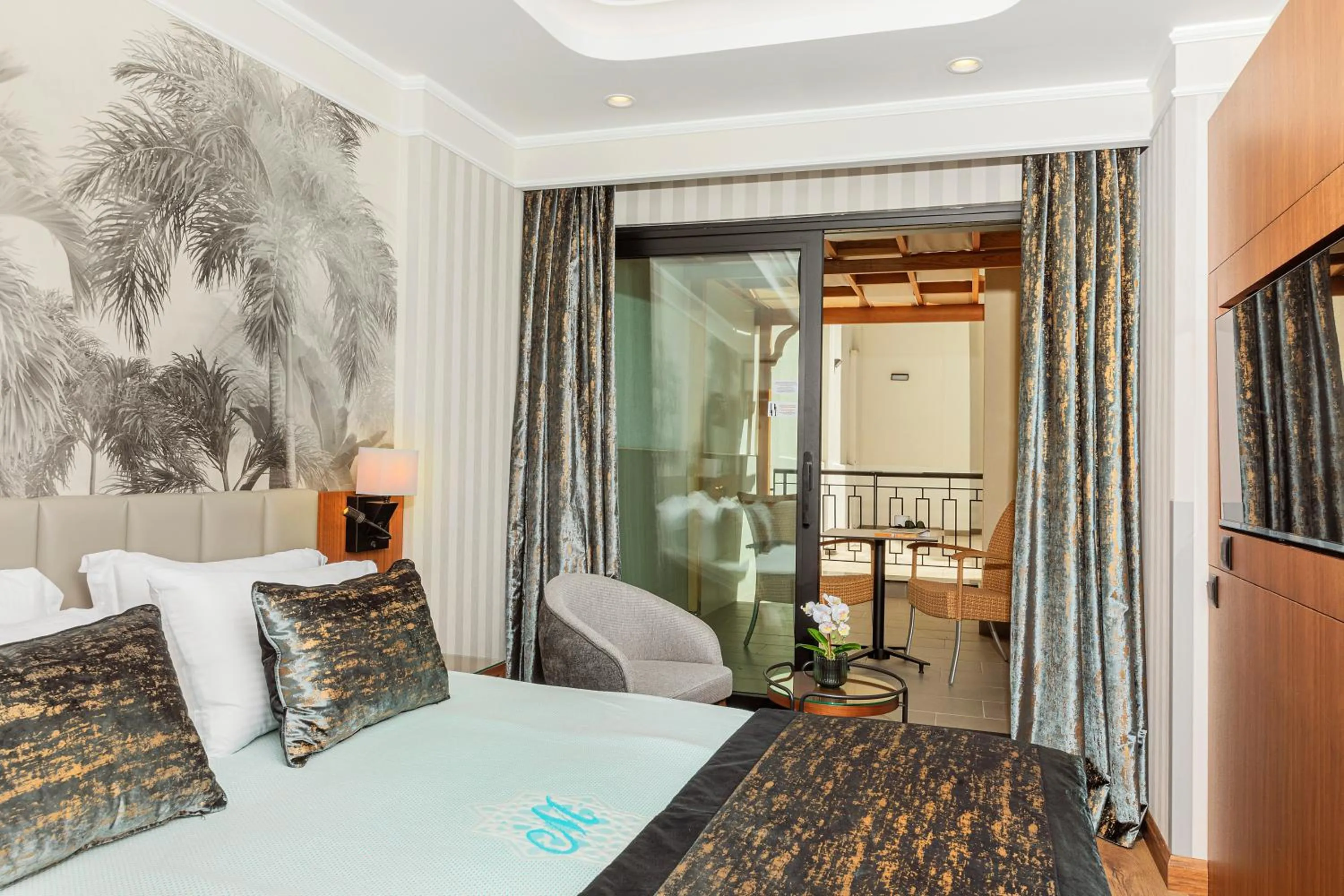 Balcony/Terrace, Bed in Mukarnas Pera Hotel