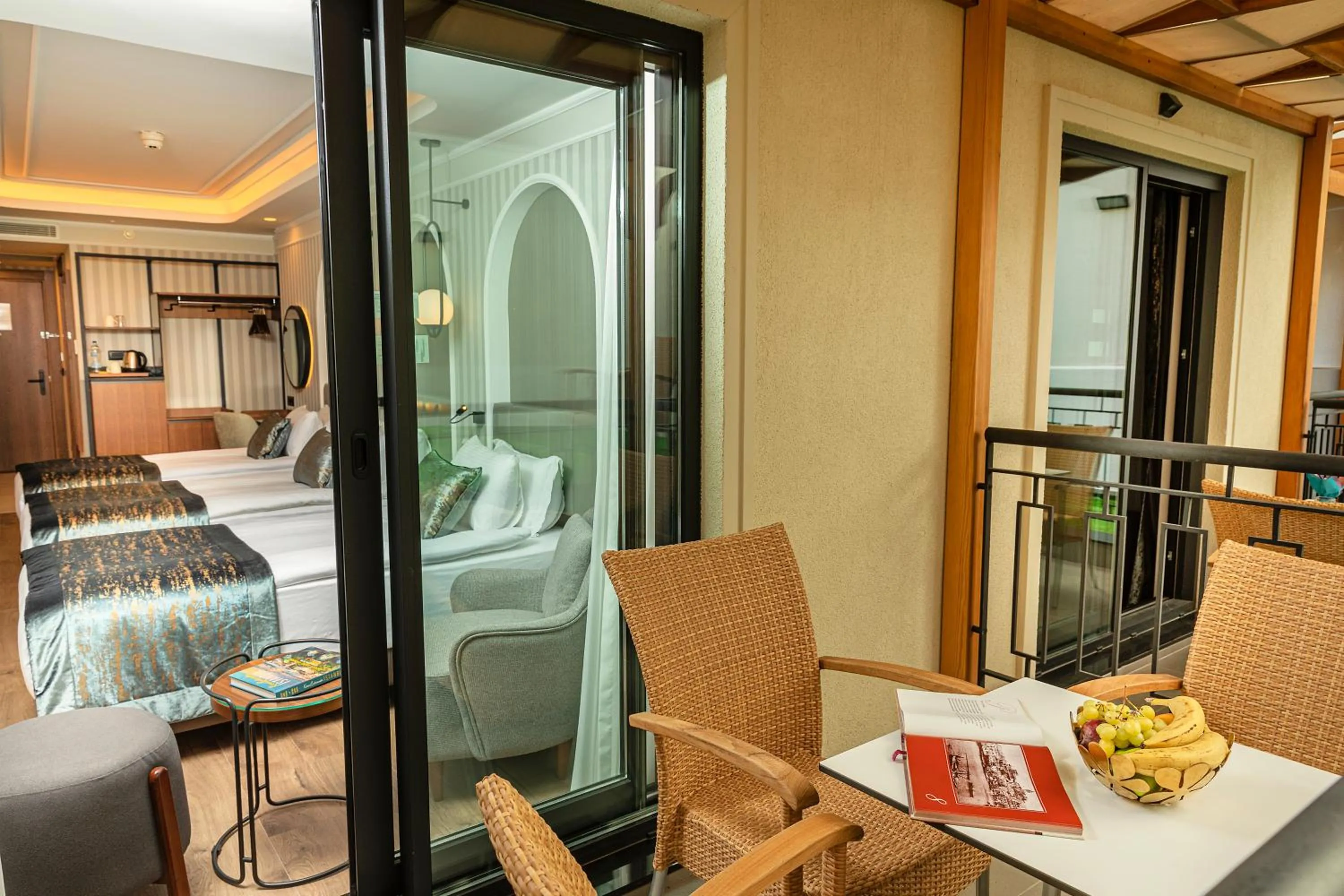 Balcony/Terrace, Bed in Mukarnas Pera Hotel