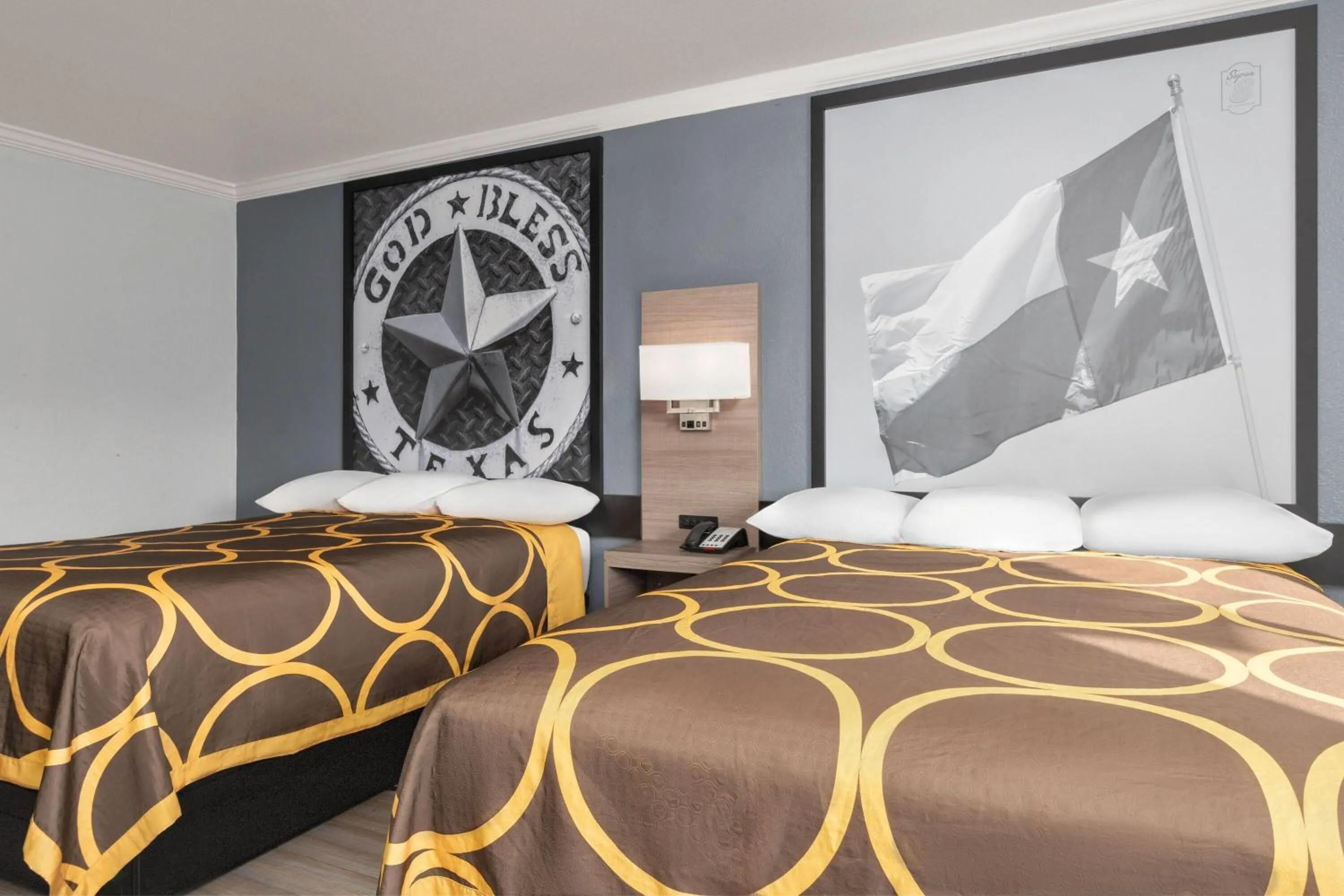 Photo of the whole room, Bed in Super 8 by Wyndham Fort Worth Entertainment District