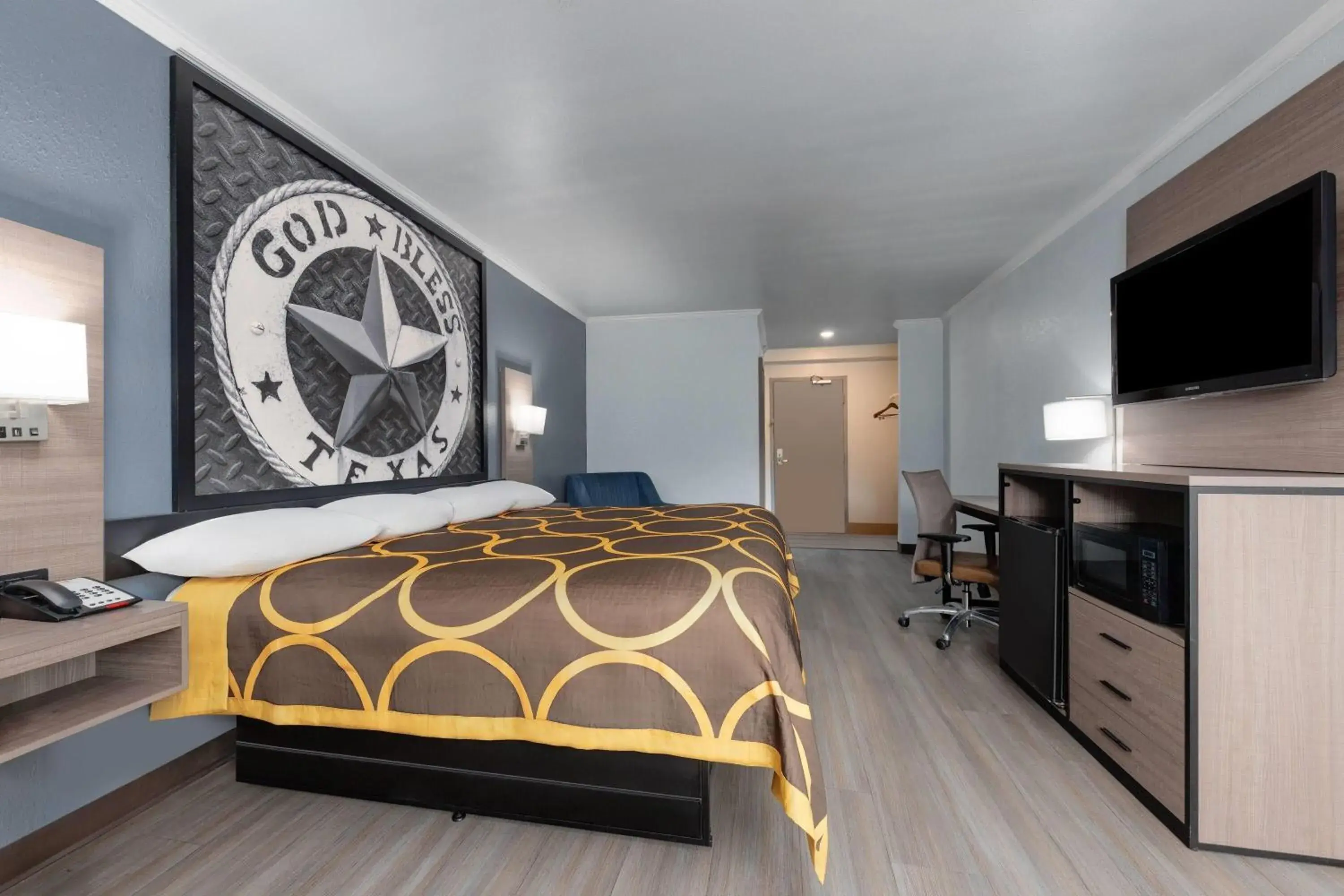 Photo of the whole room, Bed in Super 8 by Wyndham Fort Worth Entertainment District Photo of the whole room, Bed in Super 8 by Wyndham Fort Worth Entertainment District