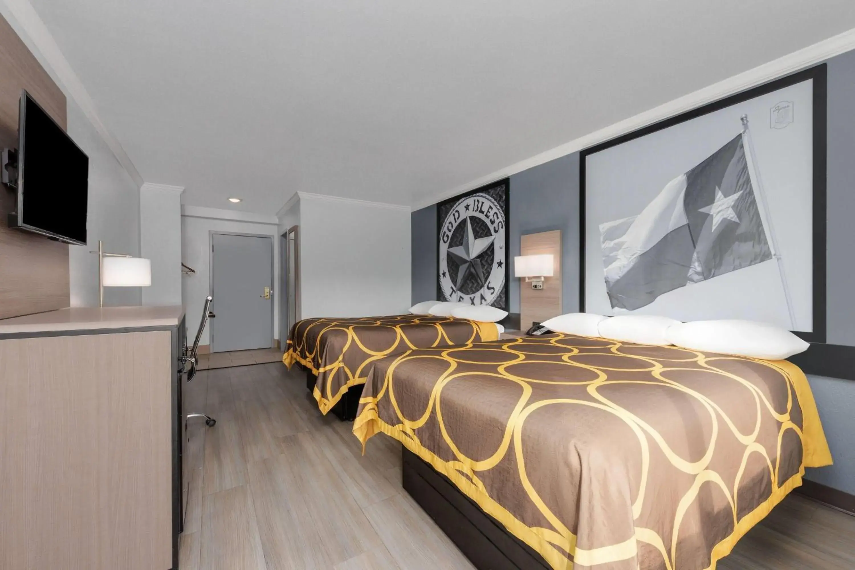 Photo of the whole room, Bed in Super 8 by Wyndham Fort Worth Entertainment District Photo of the whole room, Bed in Super 8 by Wyndham Fort Worth Entertainment District