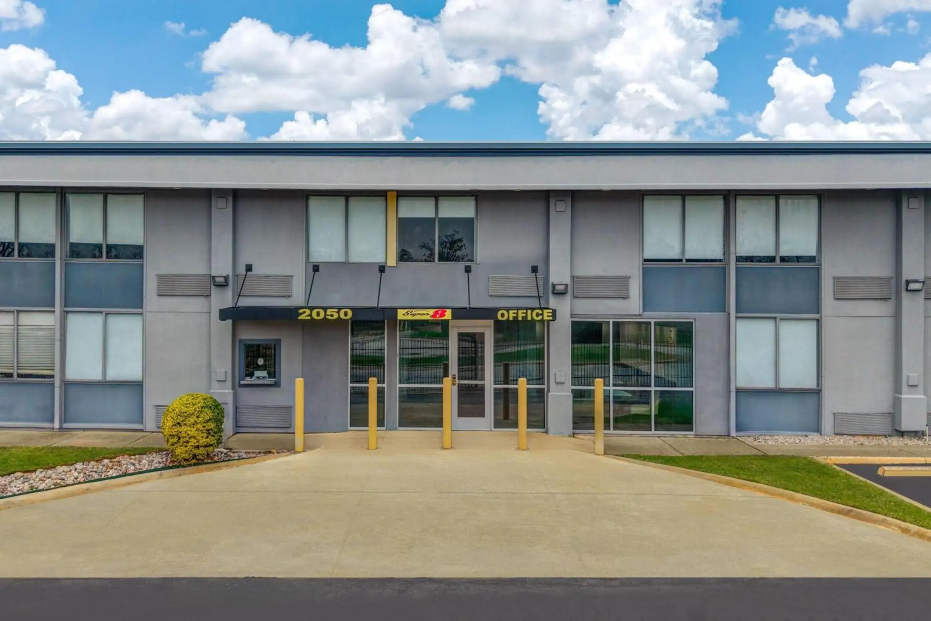 Property building in Super 8 by Wyndham Fort Worth Entertainment District Property building in Super 8 by Wyndham Fort Worth Entertainment District