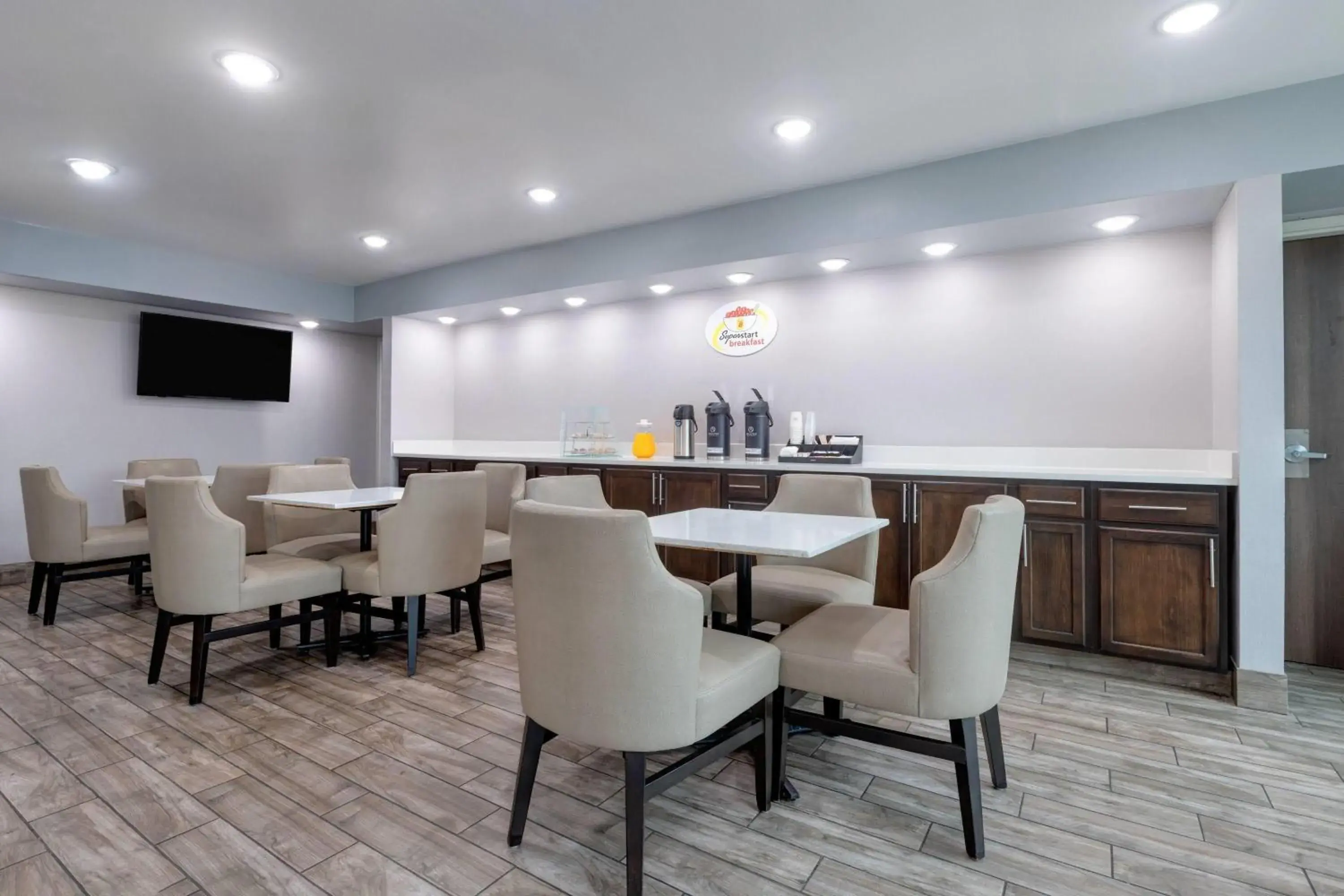 Breakfast in Super 8 by Wyndham Fort Worth Entertainment District Breakfast in Super 8 by Wyndham Fort Worth Entertainment District