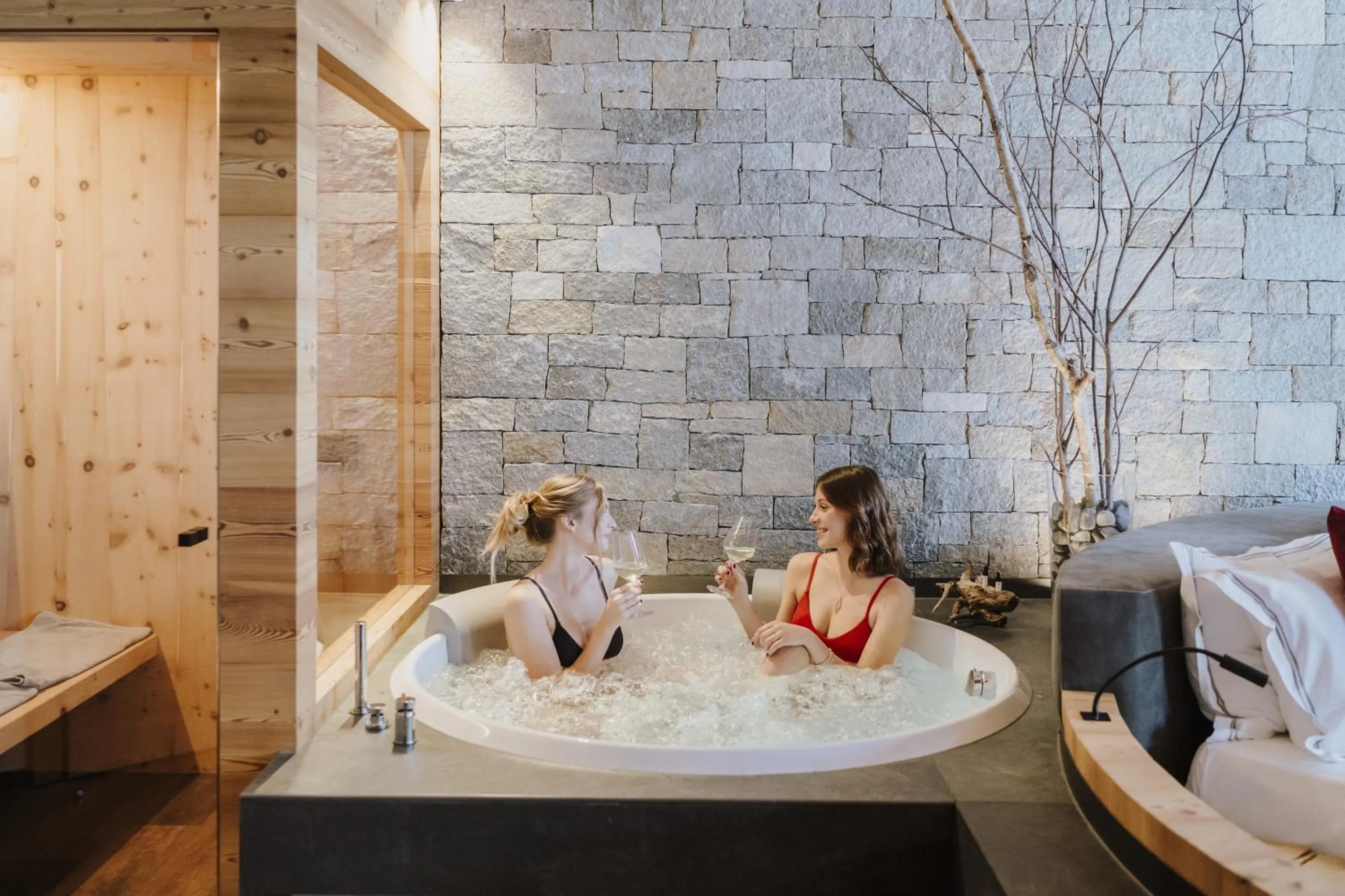 Hot Tub in Hotel Lac Salin Spa & Mountain Resort