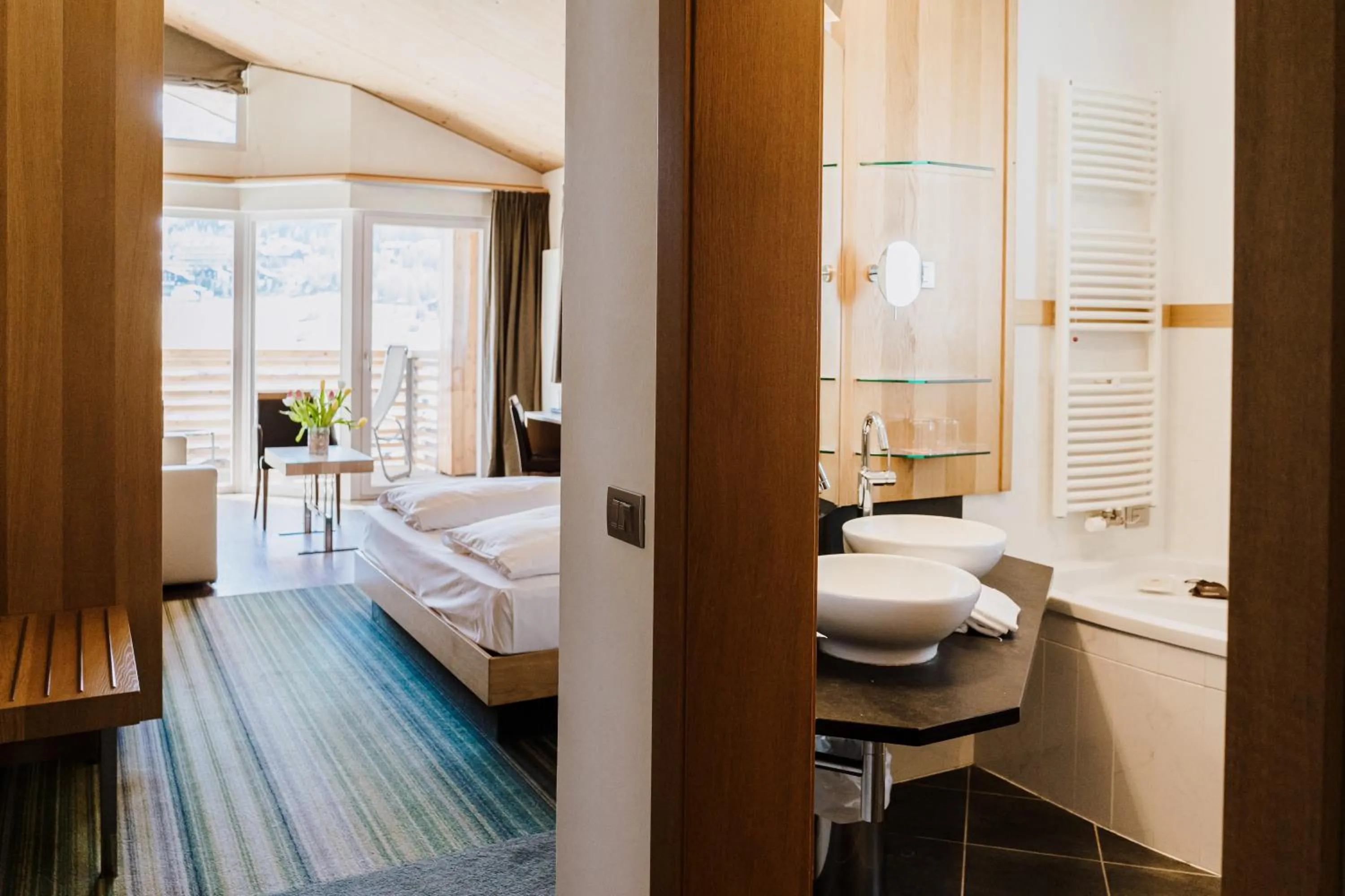 Bathroom, Bed in Hotel Lac Salin Spa & Mountain Resort