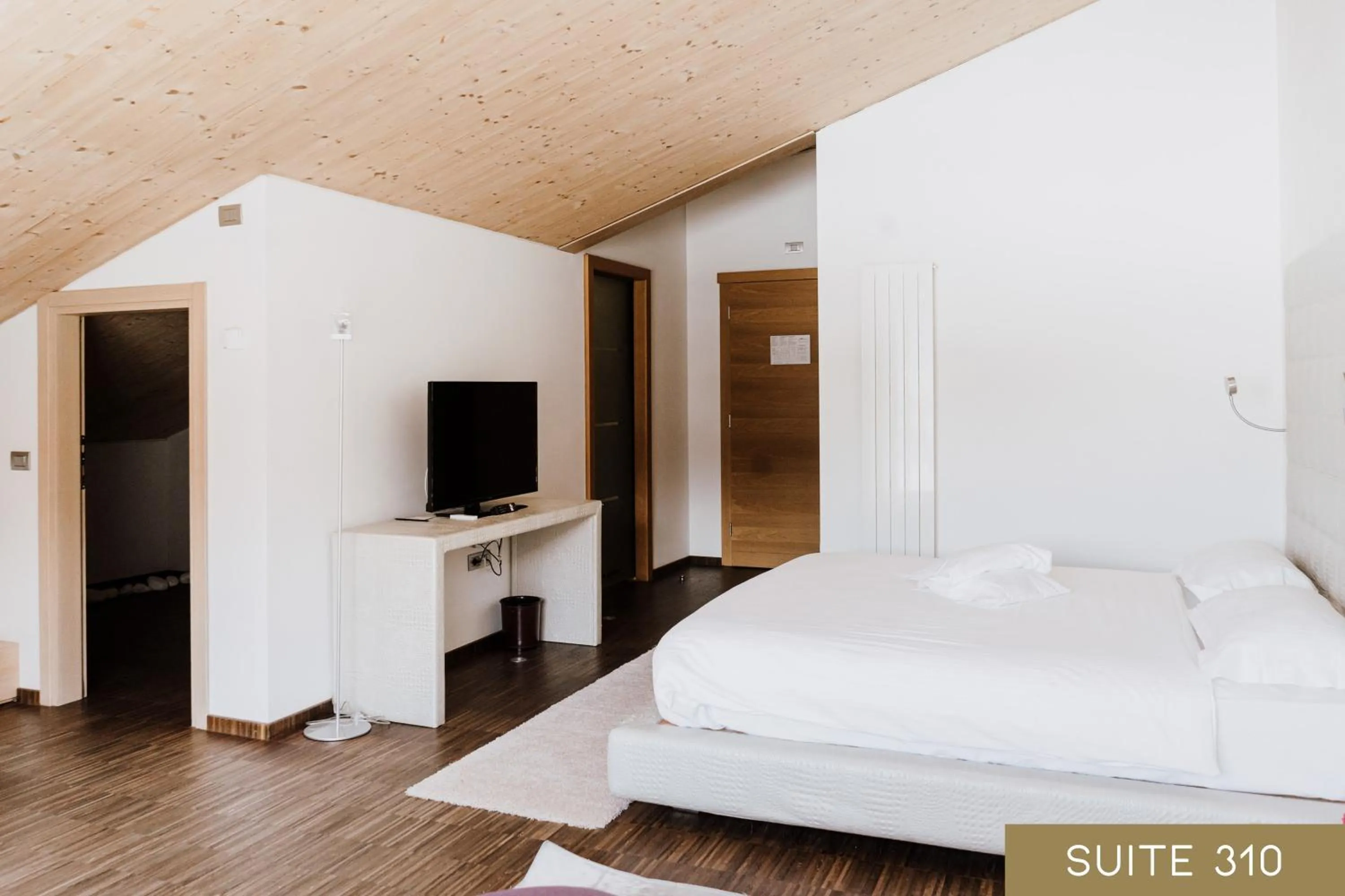 Photo of the whole room, Bed in Hotel Lac Salin Spa & Mountain Resort