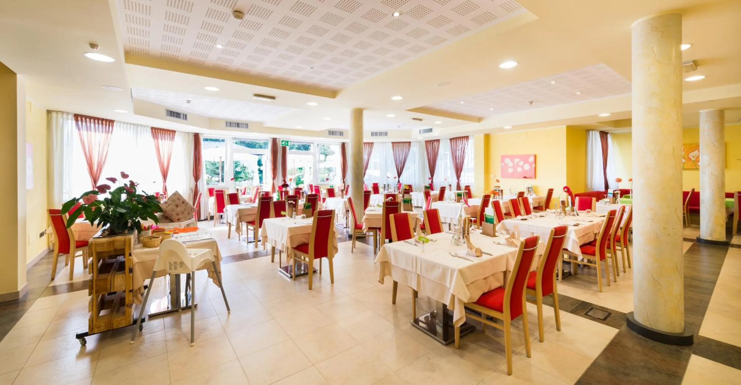 Restaurant/places to eat in Nature Bio Hotel Elite