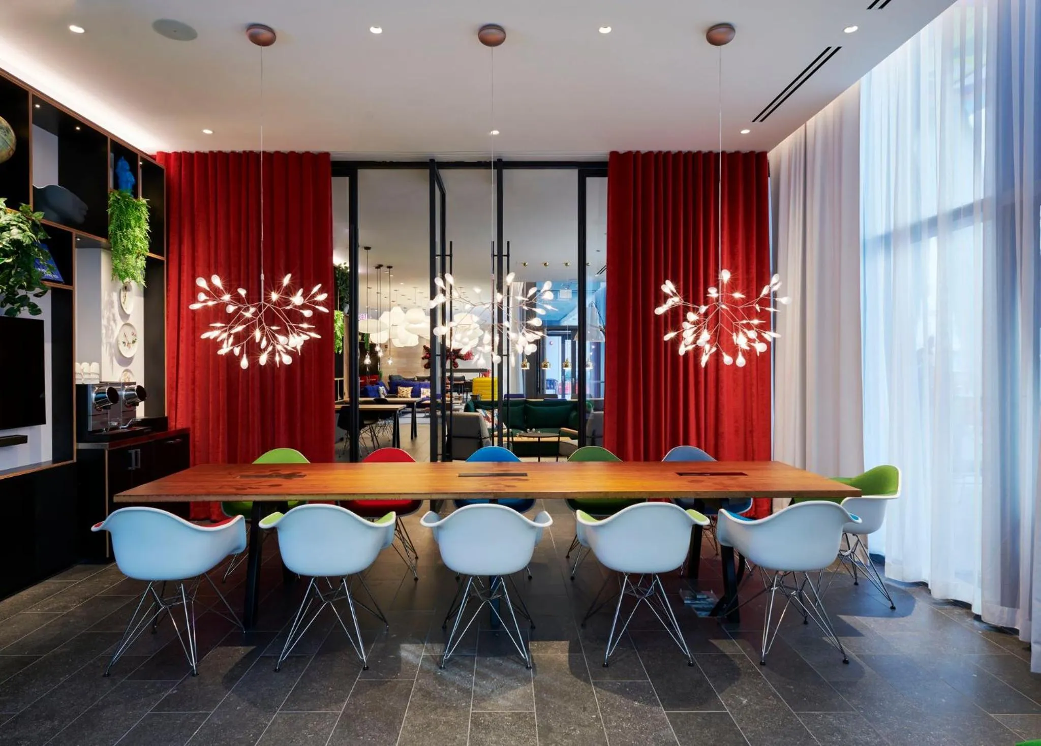 Meeting/conference room in citizenM Chicago Downtown