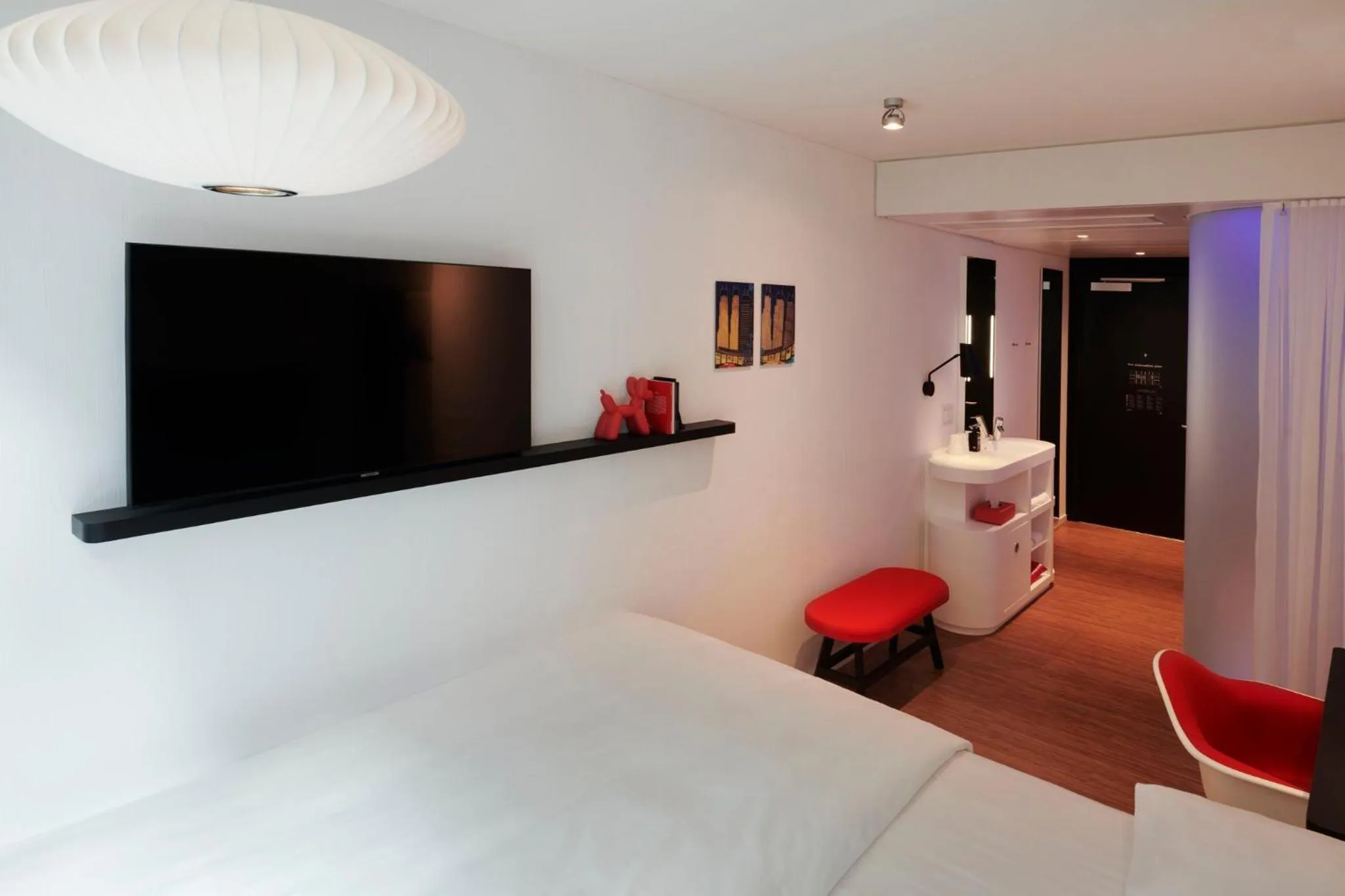 Photo of the whole room, Bed in citizenM Chicago Downtown