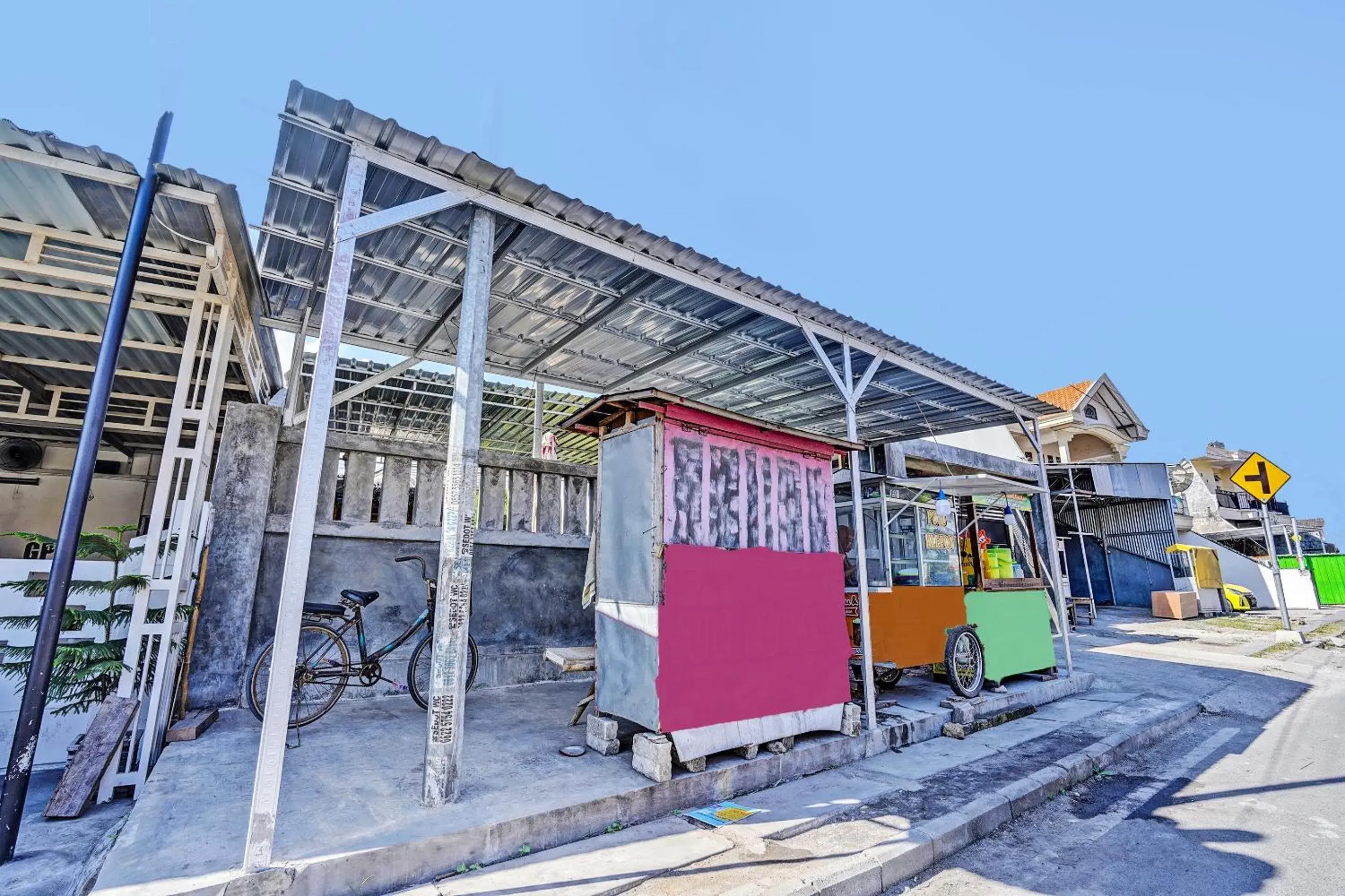 Facade/entrance in Hotel O Reva Residence Syariah Facade/entrance in Hotel O Reva Residence Syariah