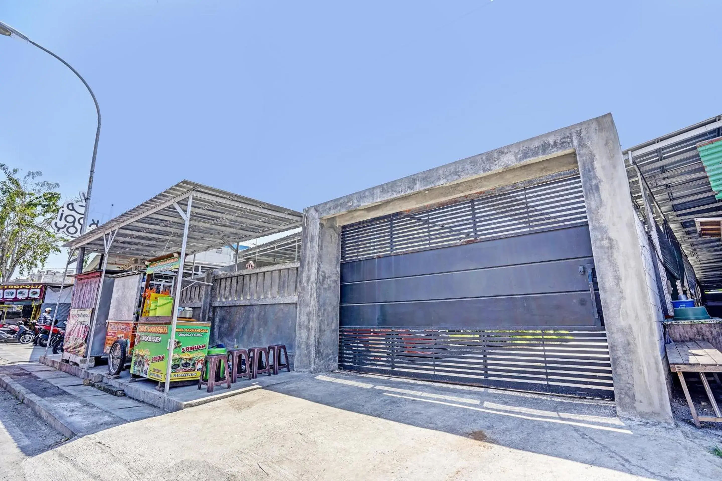 Facade/entrance in Hotel O Reva Residence Syariah Facade/entrance in Hotel O Reva Residence Syariah