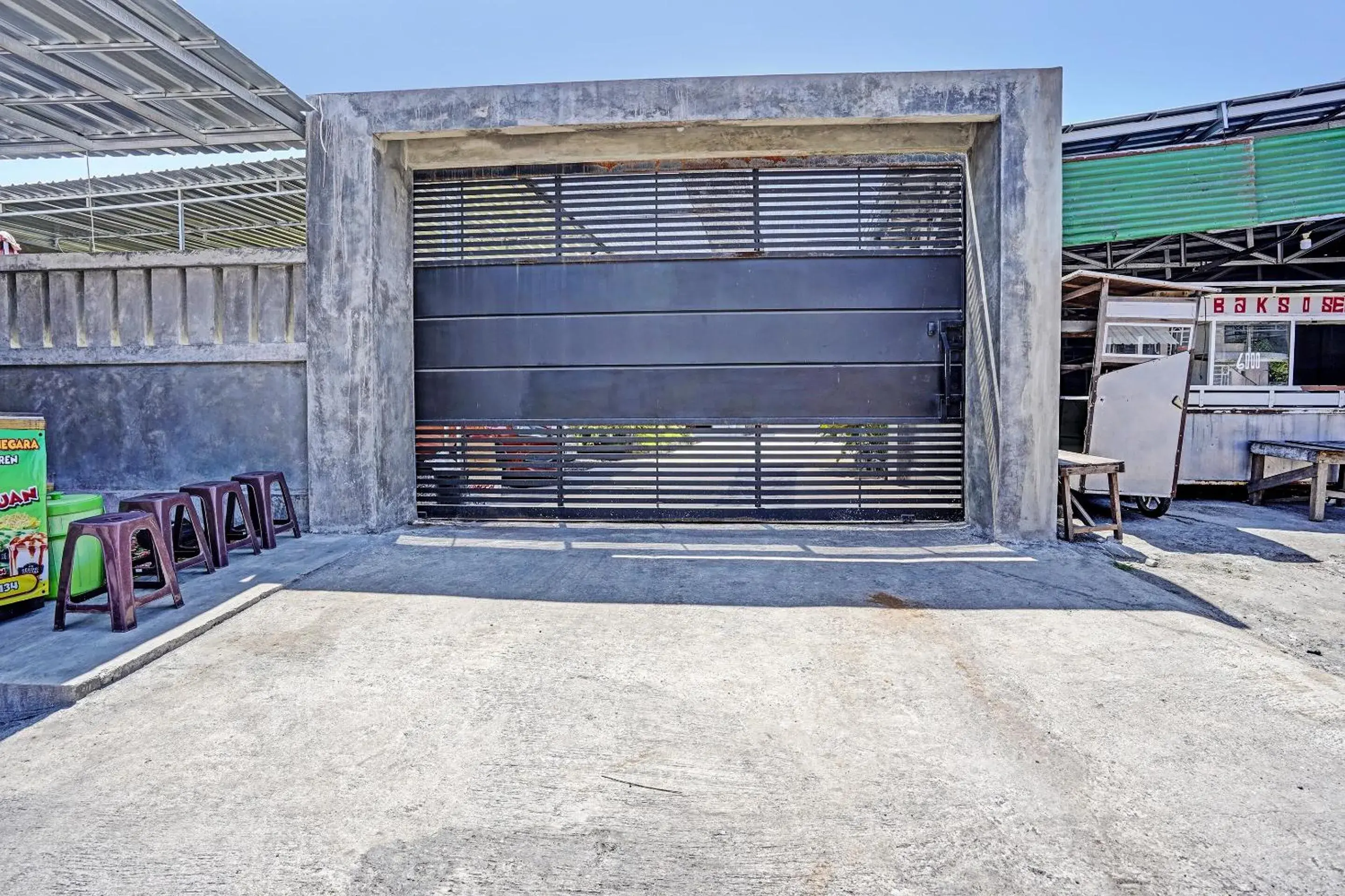 Facade/entrance in Hotel O Reva Residence Syariah Facade/entrance in Hotel O Reva Residence Syariah